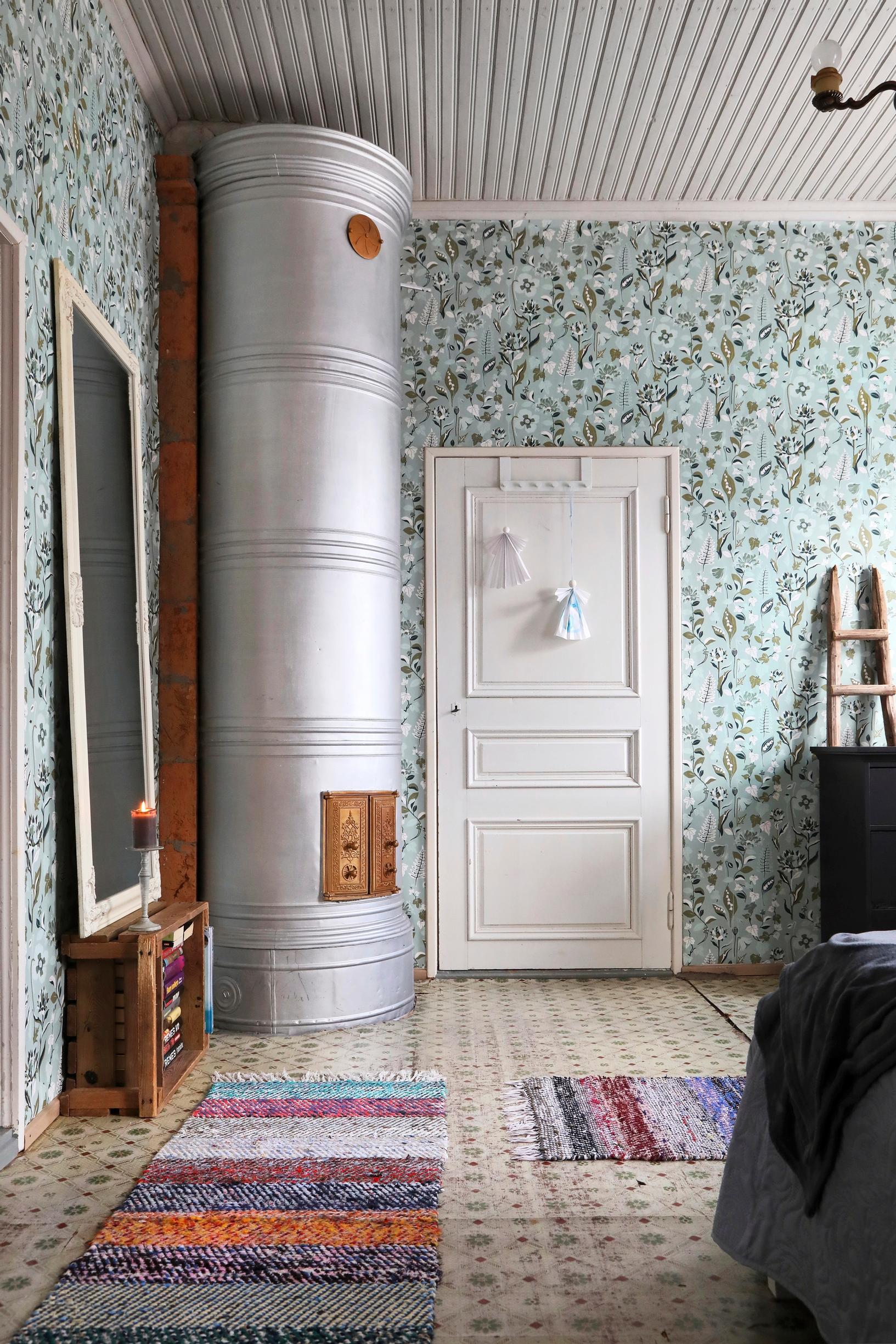 Metallinsävyinen pönttöuuni