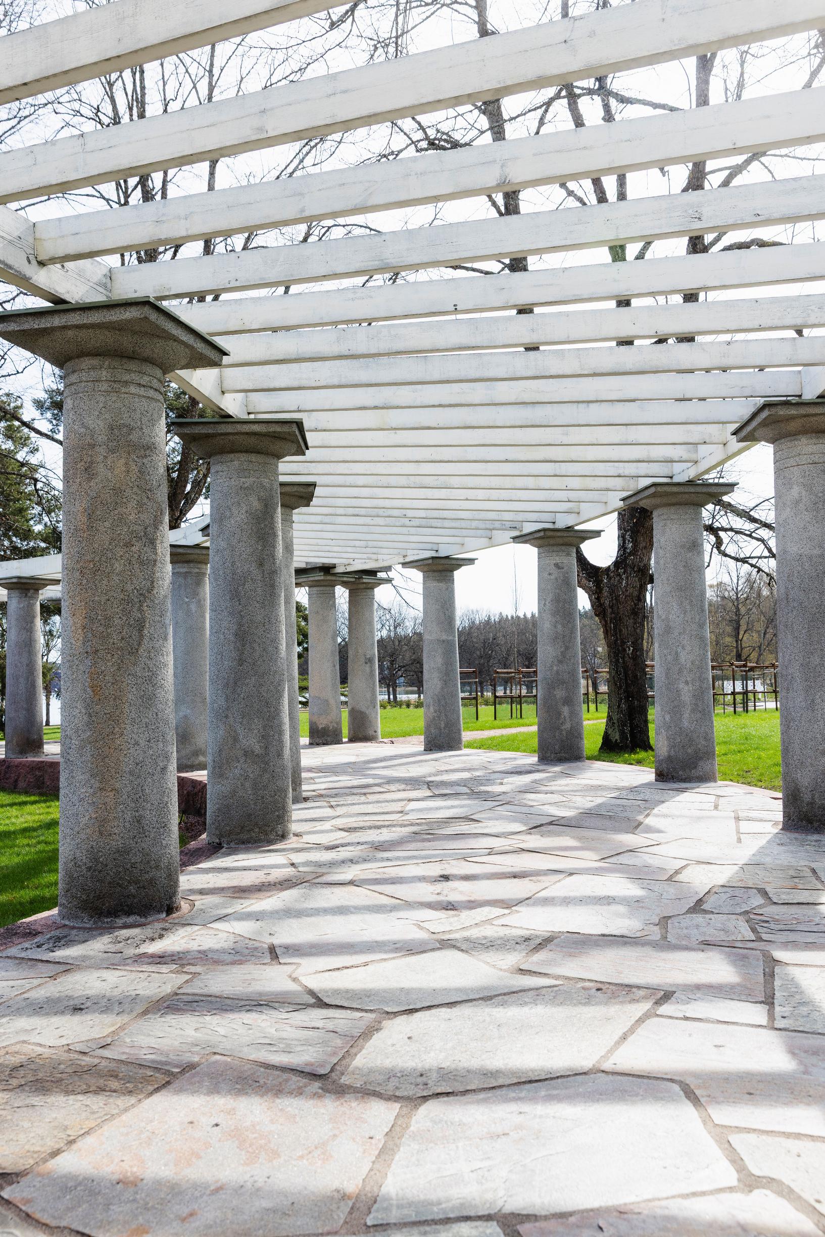 Kaaren muotoinen pergola.