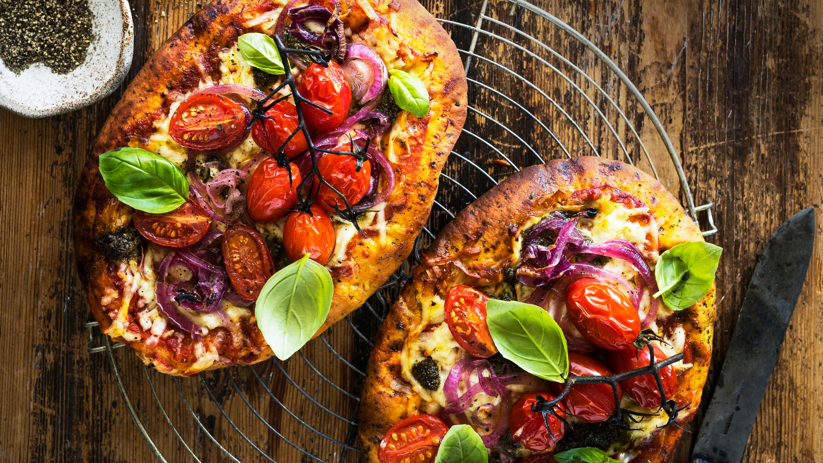 Naanpizzat – kokoa pikapizzat valmiista naanleivistä sekä höystä halloumilla, pestolla ja marinoidulla punasipulilla