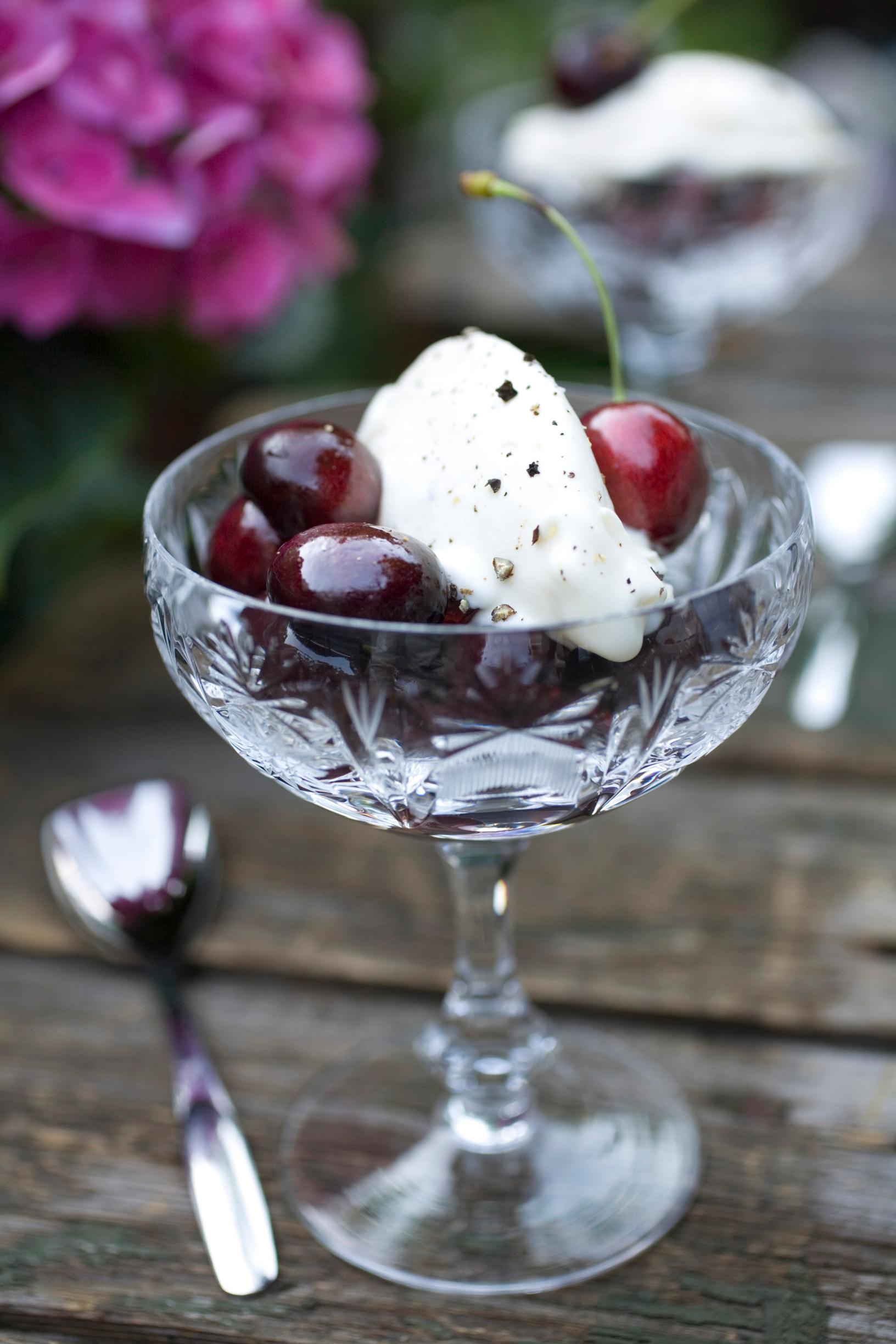 Balsamicokirsikat ja mustapippurijäätelö