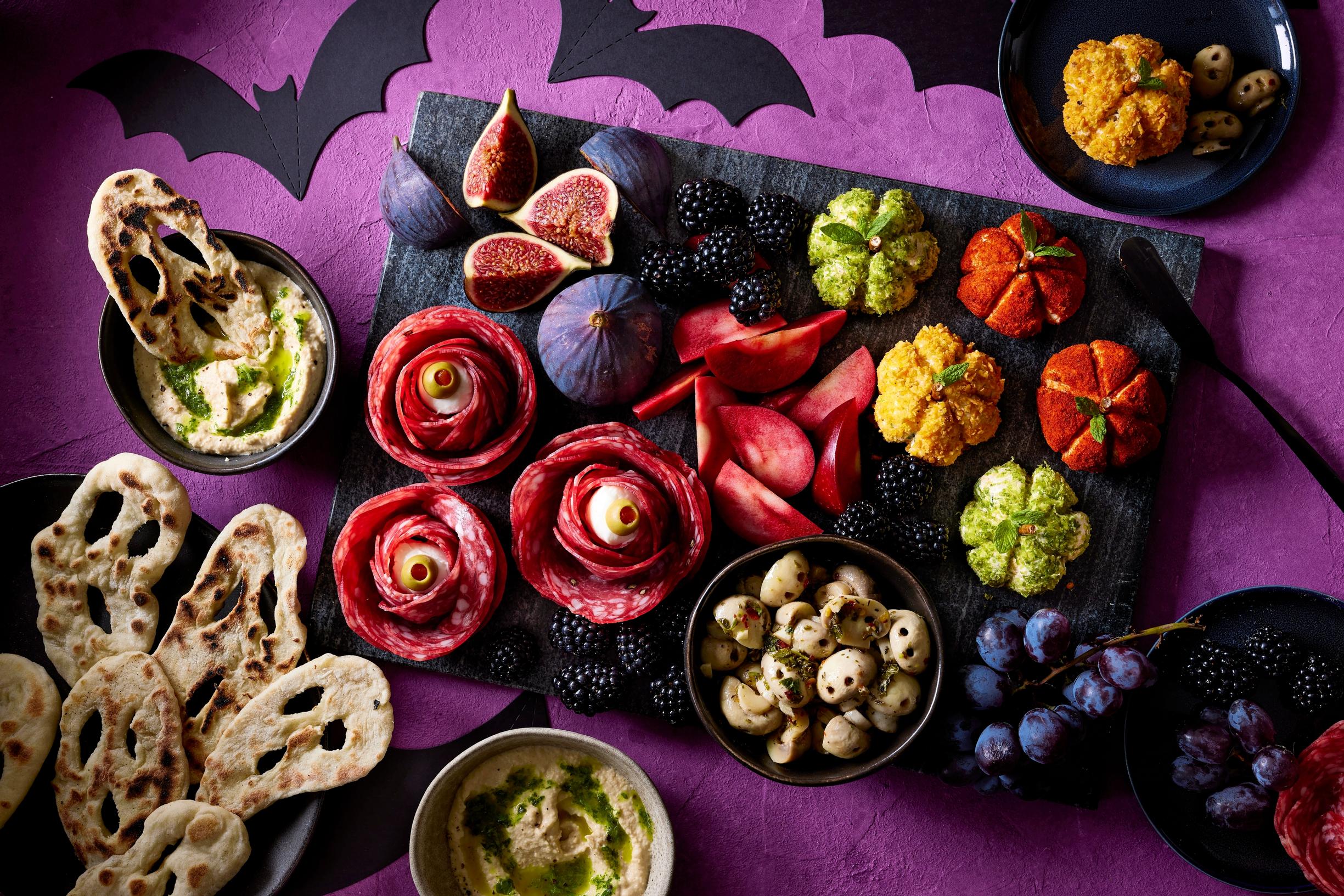 Haamuleipää, pääkallosieniä ja kurpitsajuustoja – halloweenin hurjin alkupalatarjotin syntyy helposti!