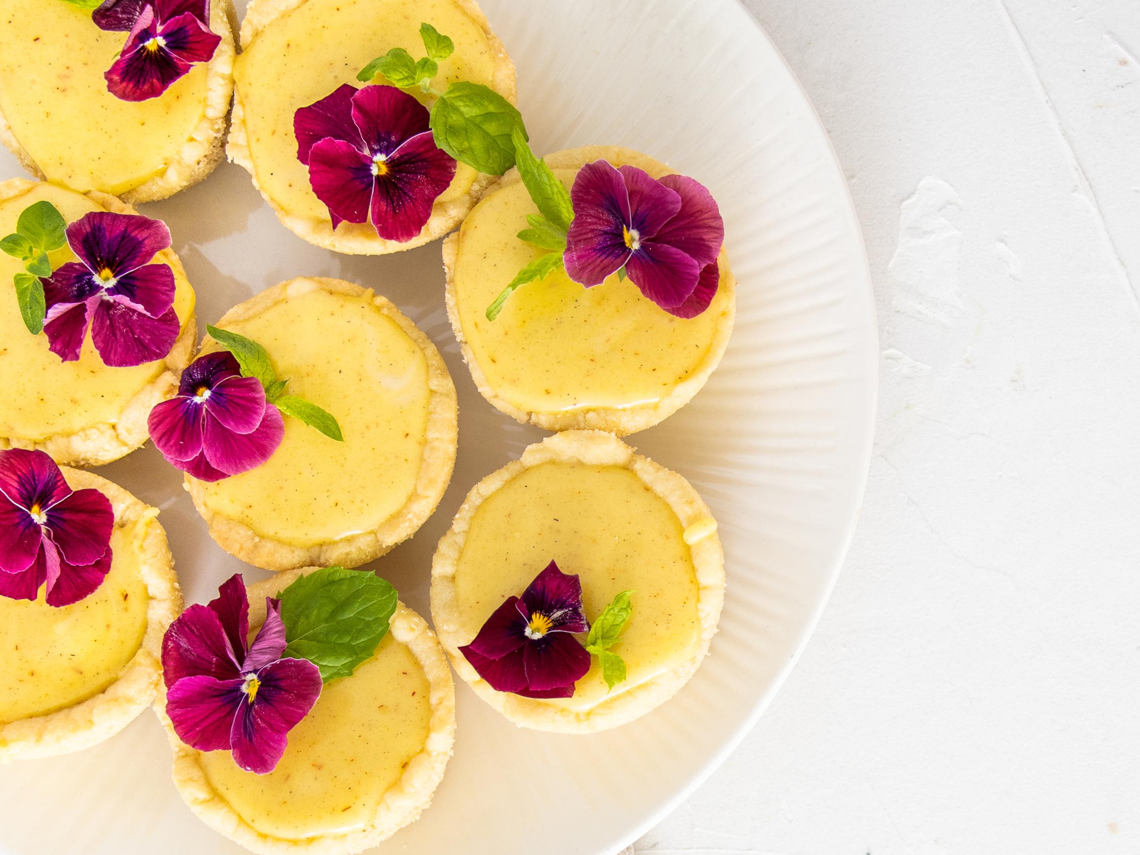 Vegaaniruokavaikuttaja Elina Innasen sitruunaiset bebet syntyvät kaupan valmistaikinasta