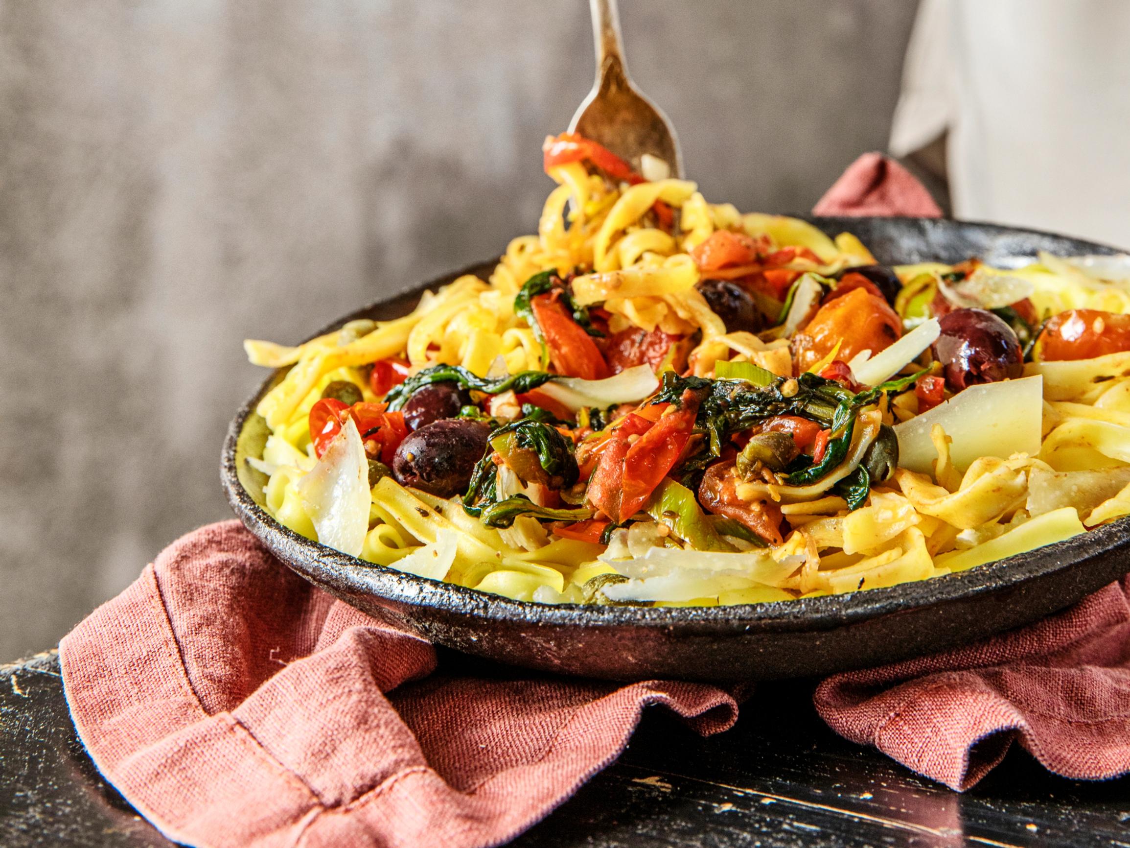 Helppo ja nopea arjen takuuruoka! Pasta puttanescan pikkusisko syntyy jää- ja kuivakaapin jämistä