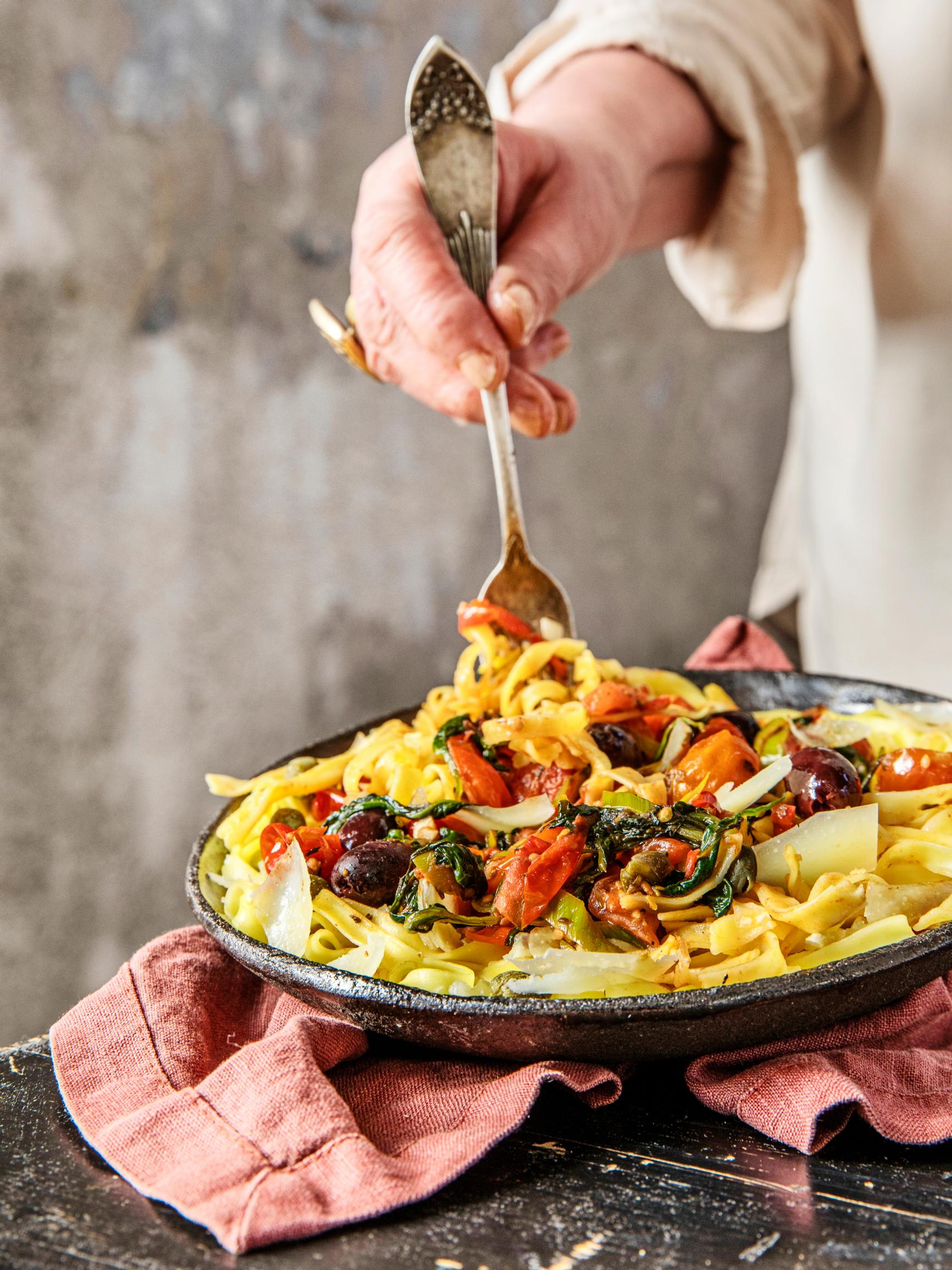 Helppo ja nopea arjen takuuruoka! Pasta puttanescan pikkusisko syntyy jää- ja kuivakaapin jämistä
