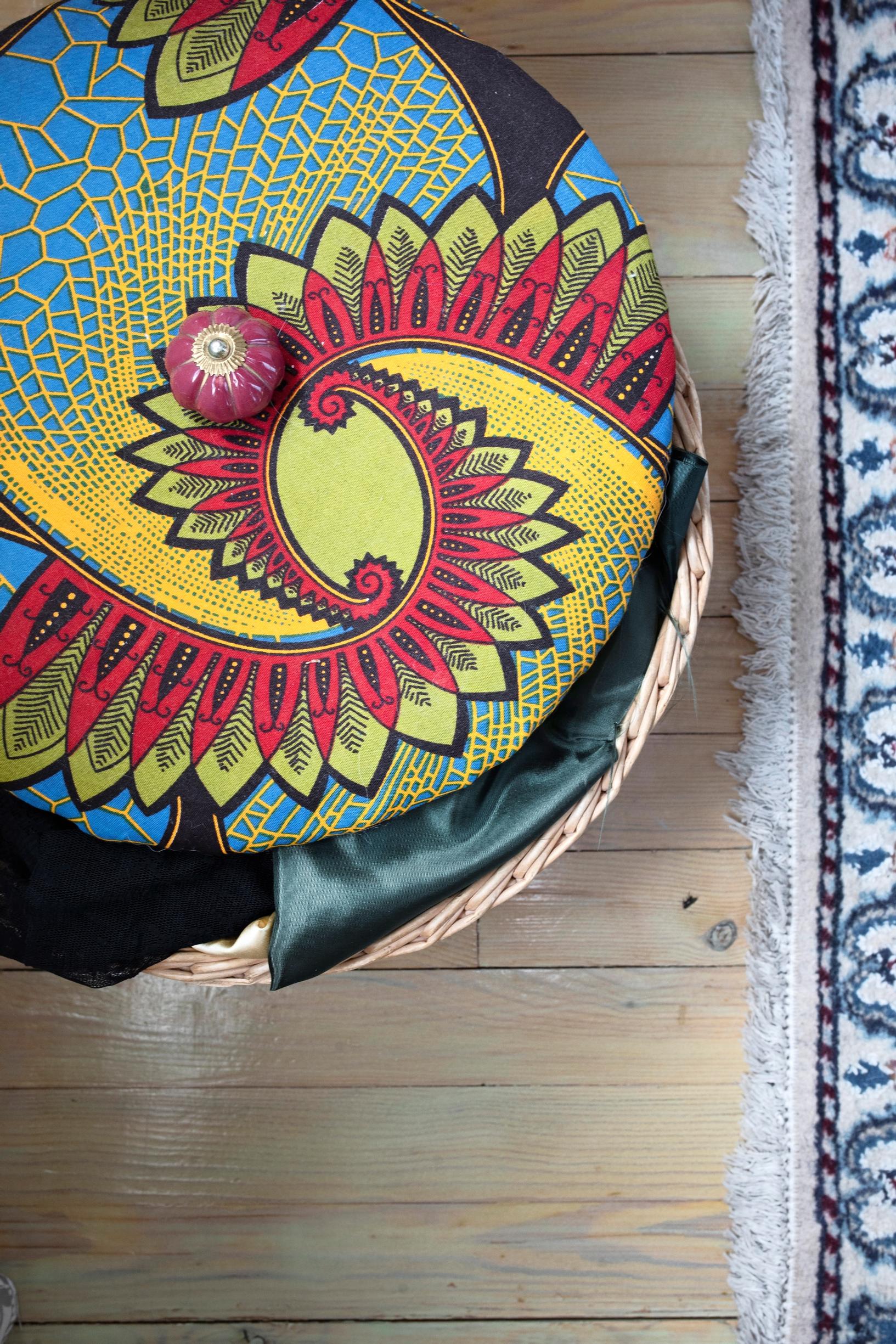 värikkäitä kankaita korissa lattialla