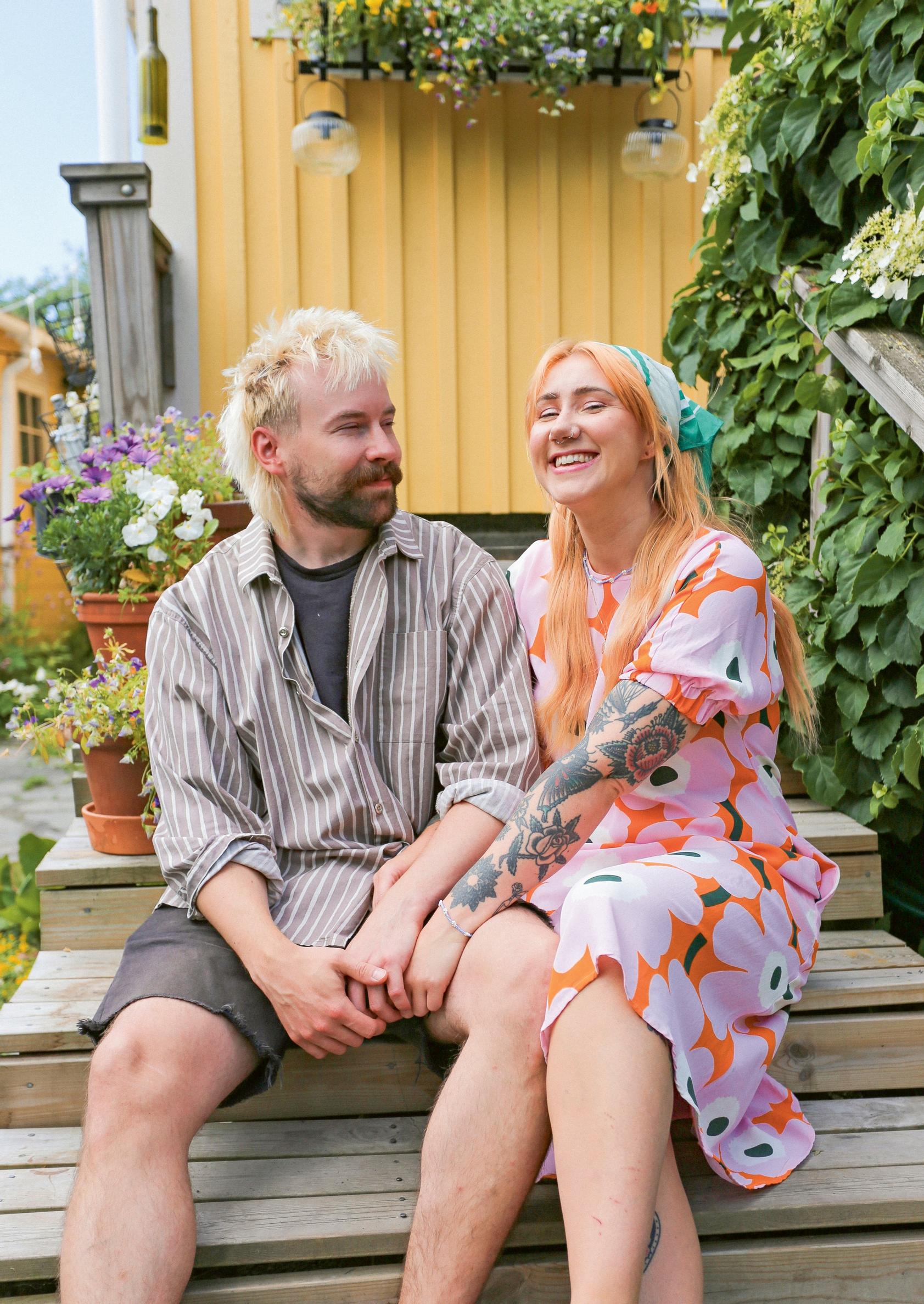 Hanna Paananen ja Aksu siirtolapuutarhamökin rappusilla