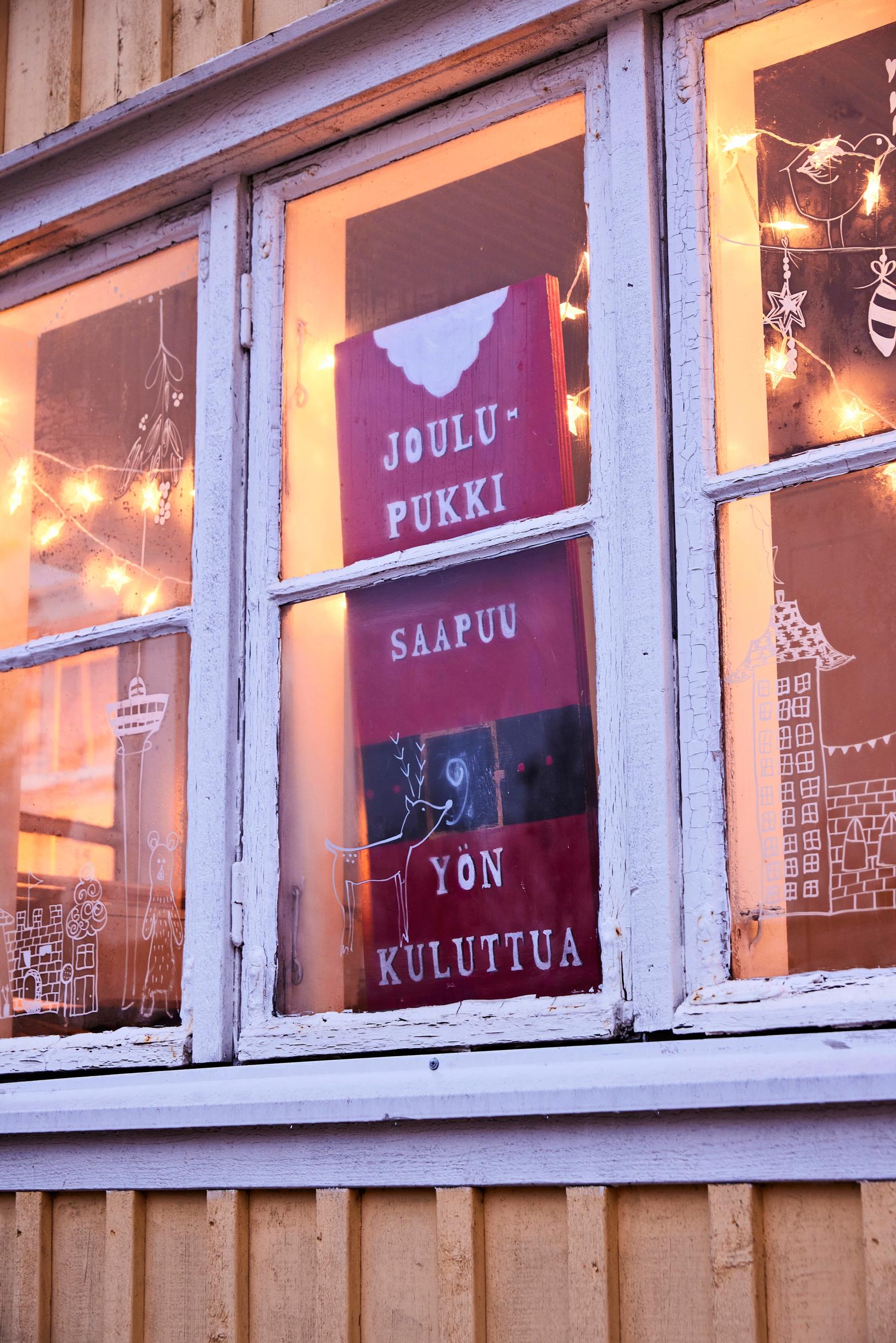 Jouluisesti koristeltu ikkuna