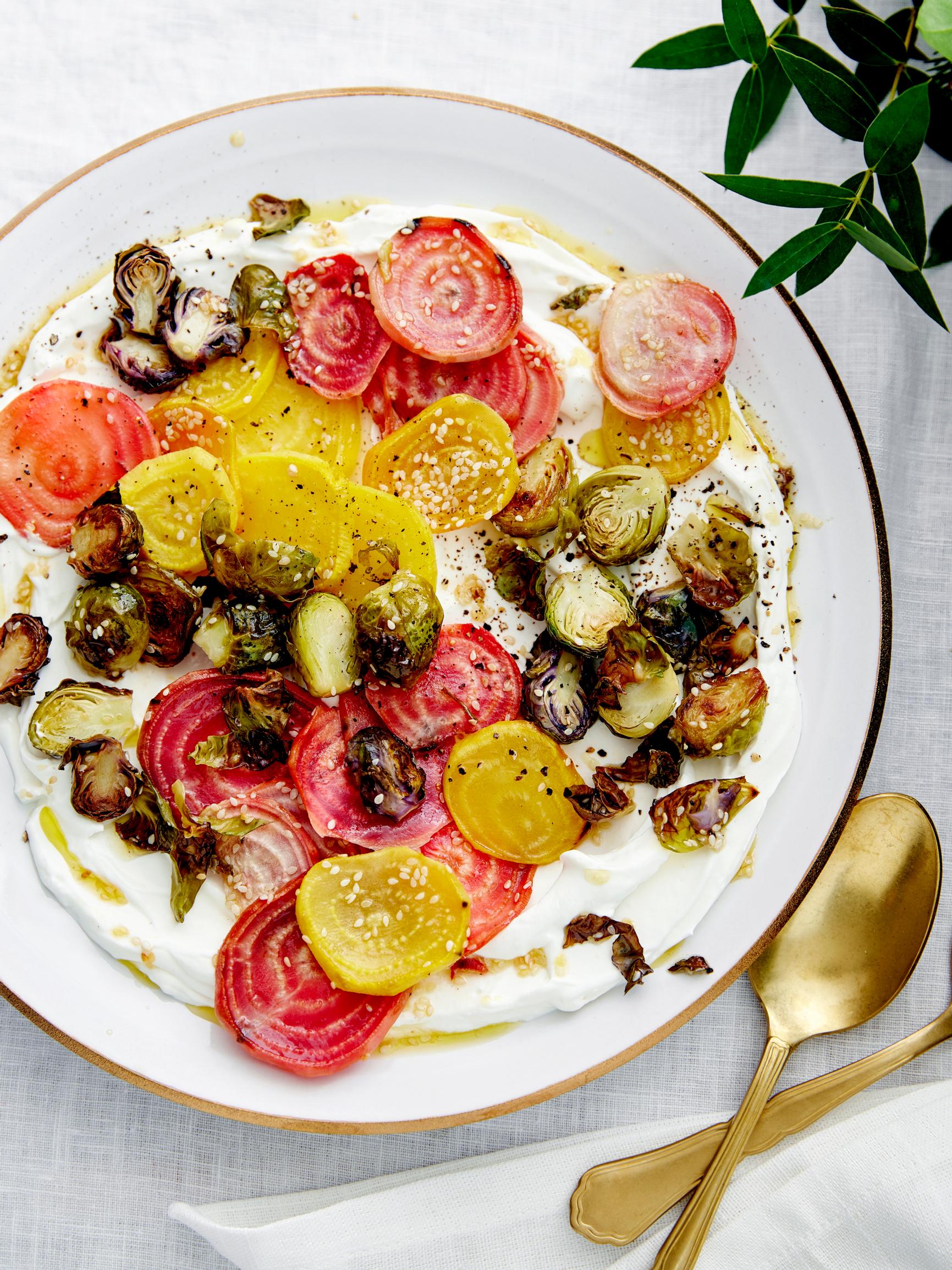 Paahdetut uunikasvikset – makeiksi paahtuneet kasvikset tarjotaan täyteläisen vuohenjuustovaahdon päällä