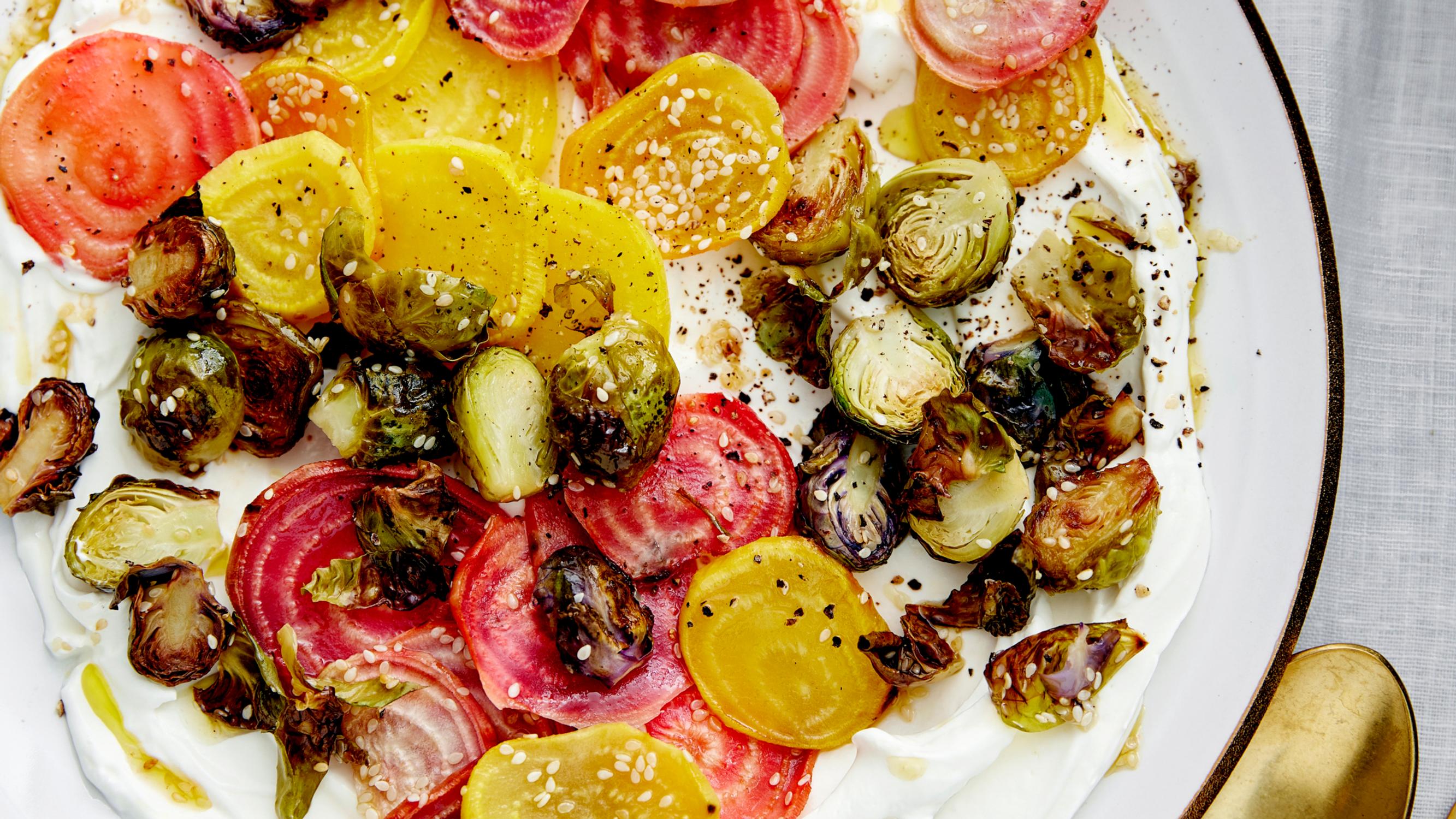 Paahdetut uunikasvikset – makeiksi paahtuneet kasvikset tarjotaan täyteläisen vuohenjuustovaahdon päällä