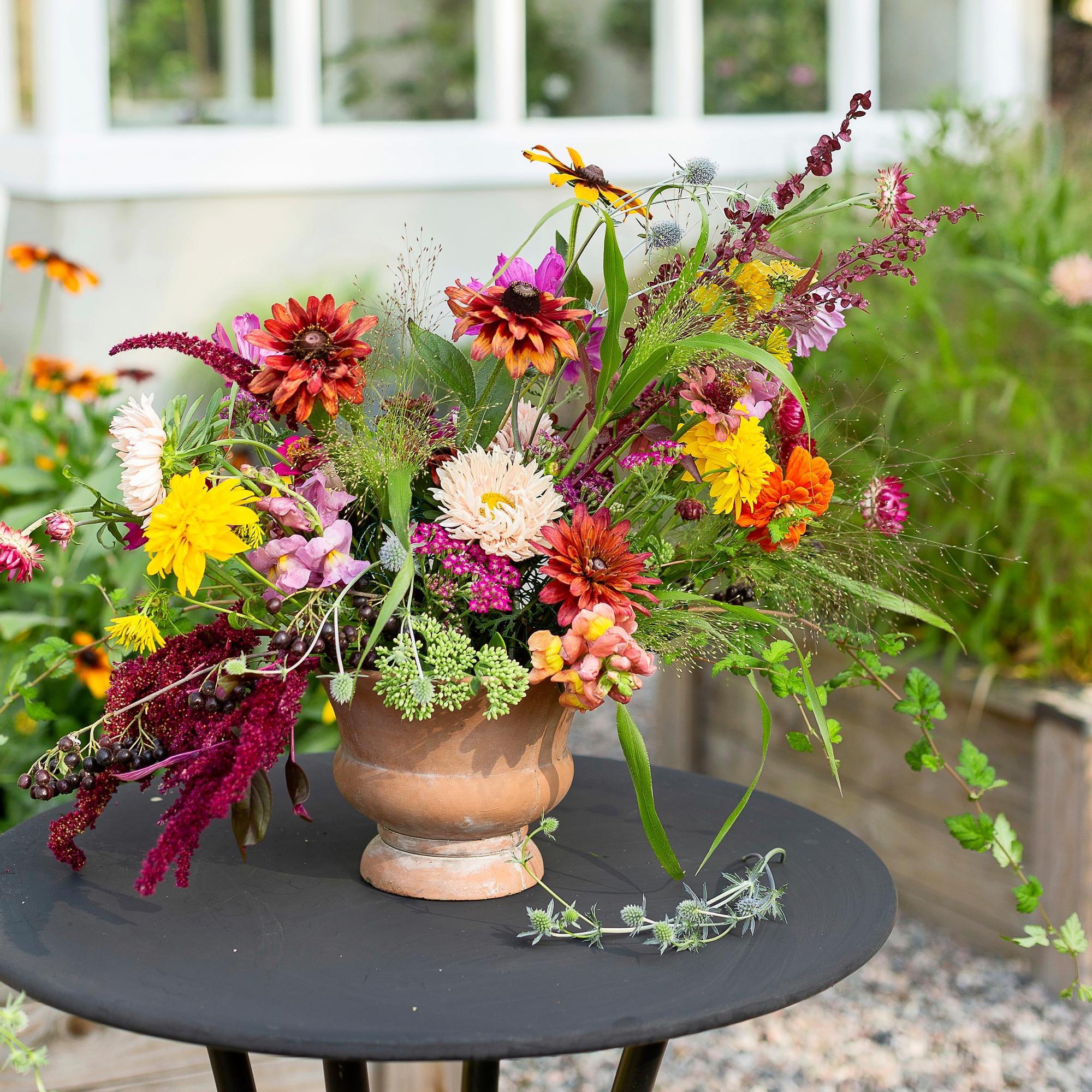 Kukkakauppa kotipihassa! Loihdi näyttävä asetelma oman penkin aarteista floristimestarin ohjeilla