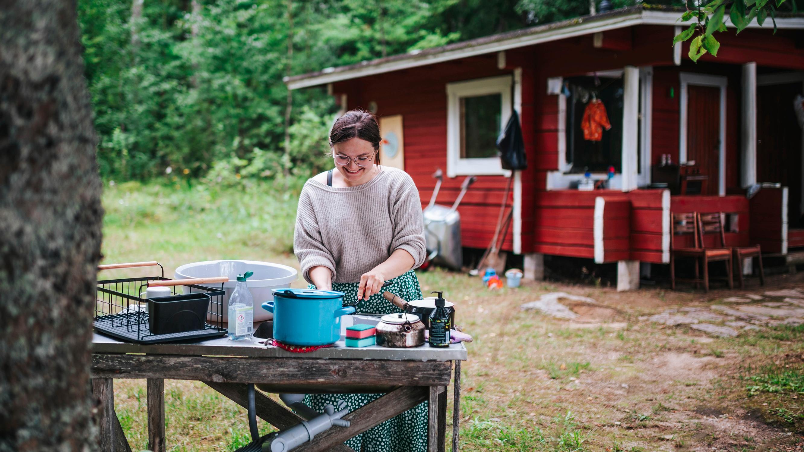 Lotta ja Miikka nauttivat vaatimattomasta mökistään: ”Sähkön ja veden puuttuminen rauhoittaa mielen”