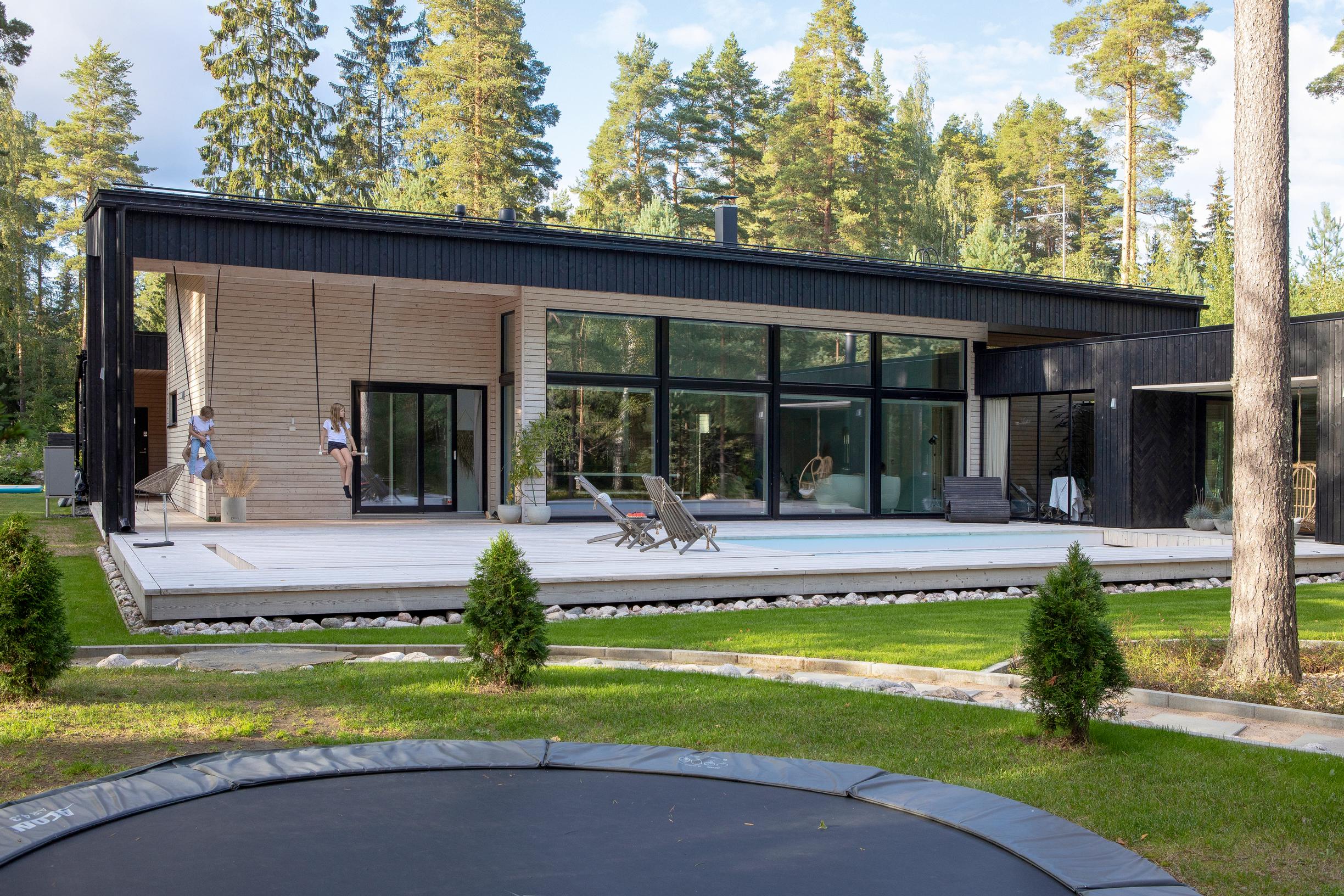 Näkymä terassille trampoliinilta