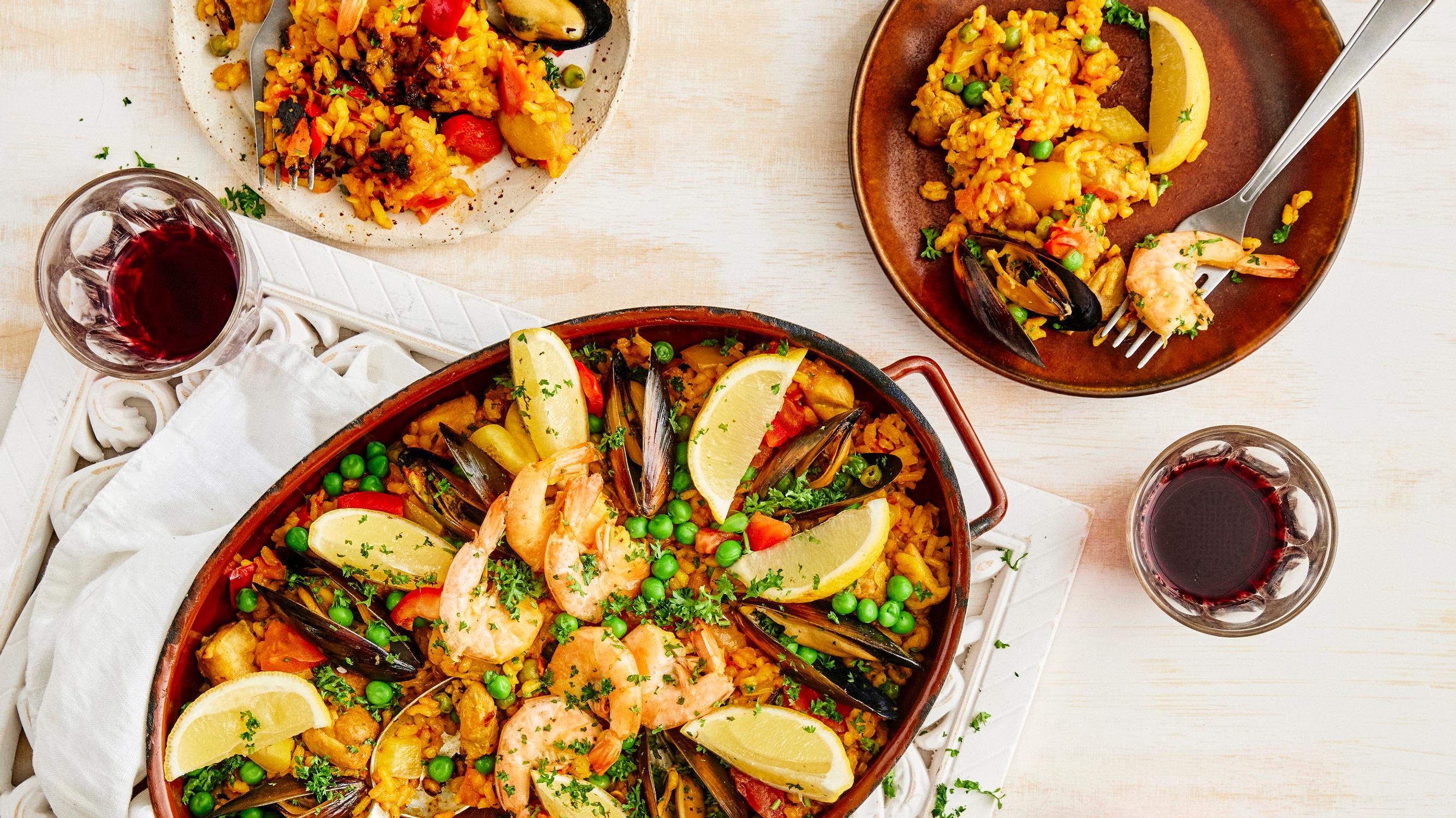 Paella − täydellinen paella syntyy hyvistä raaka-aineista ja siitä, ettet hämmennä liikaa