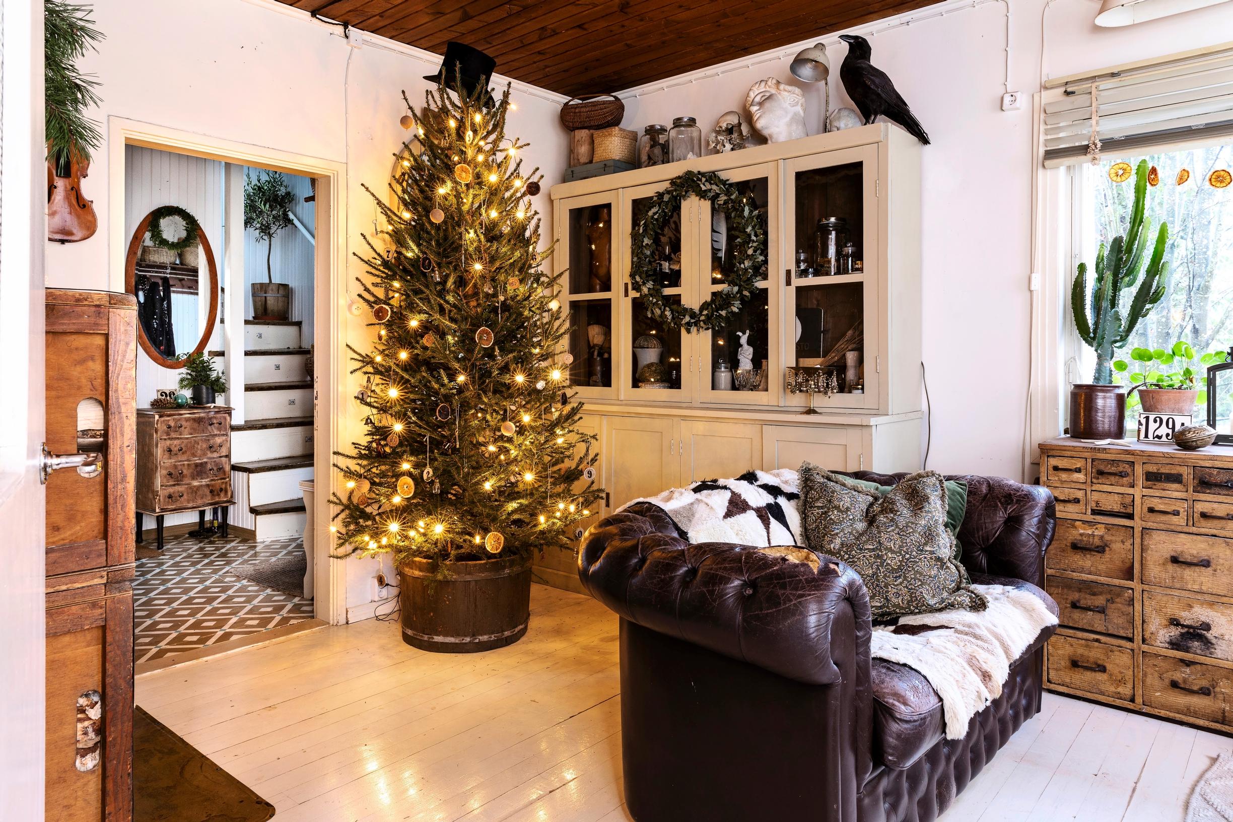 Sisustusbloggaaja Maria Mederin joulukuusen latvaa koristaa silinterihattu 