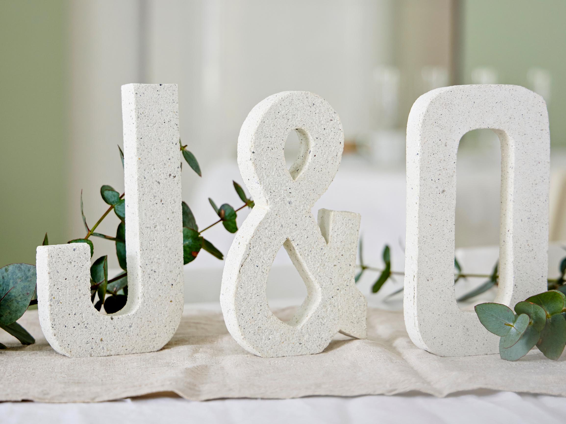 Vala kirjaimet helppokäyttöisestä askartelubetonista – katso ohje ja tee omasi pahvimuottien avulla