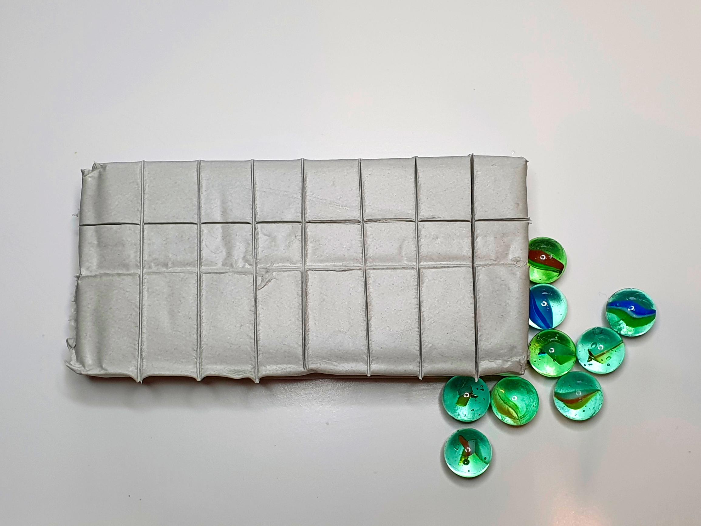 ilmakuivuva savi leikataan mallin mukaan.