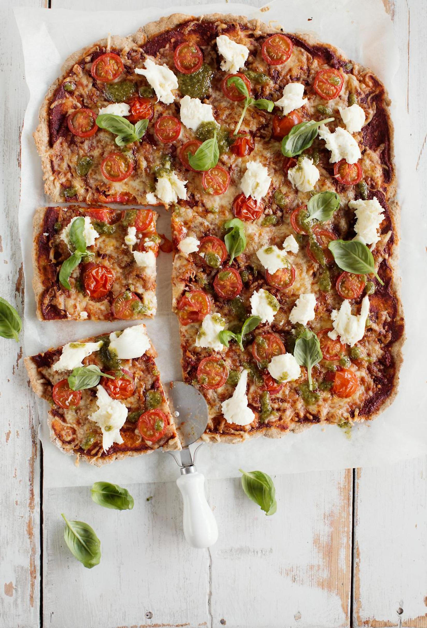 Pikapizza leivinpaperilla.