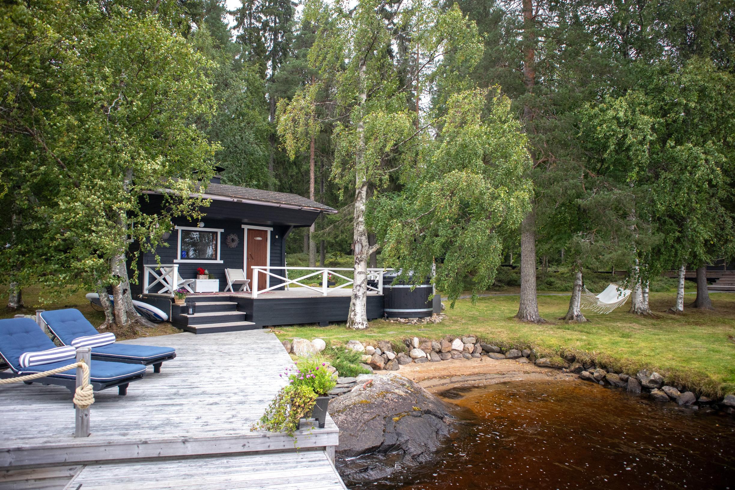 Suomen kaunein koti: Kesämökit -ohjelman 2024 voittaneiden Seppästen saarimökin rantasauna ja laituri