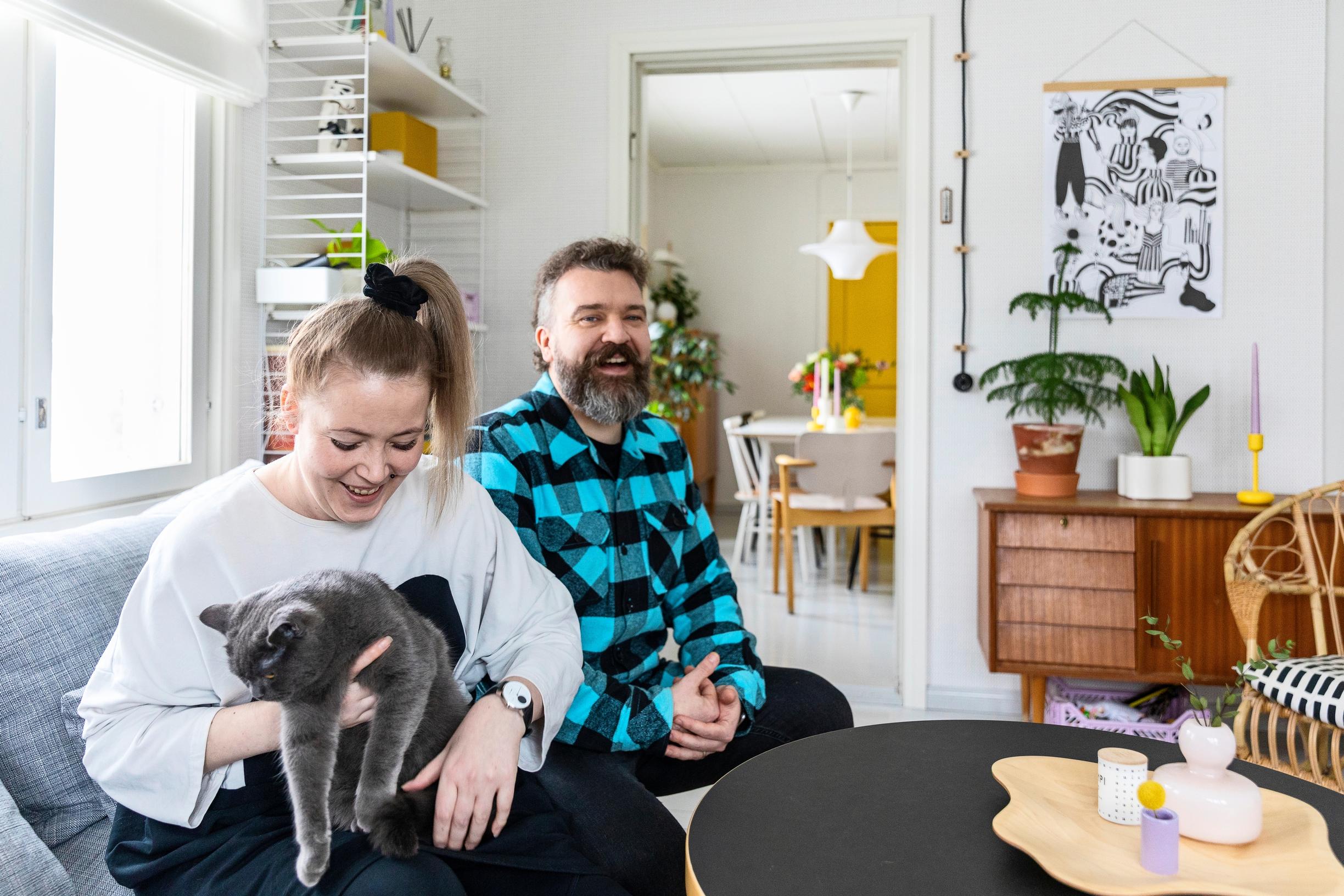 Anna Kokkonen ja Mika Koivula kotinsa sohvalla
