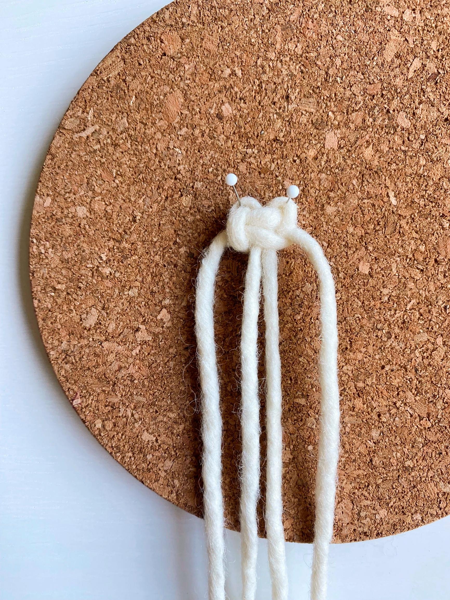 Aloita sukanvarren solminta näin.