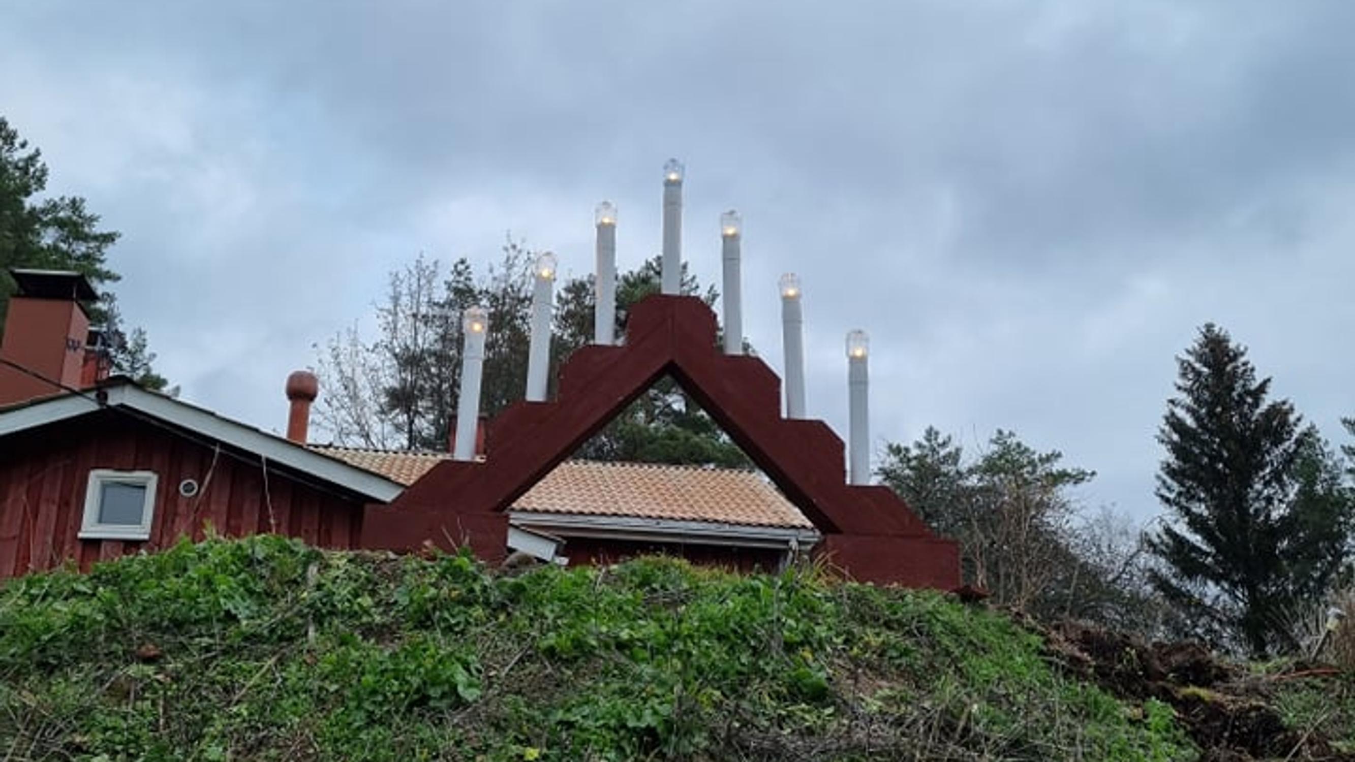 Jättikynttelikkö se joulun tuo! Stefan toteutti puolisonsa toiveen suuresta valontuojasta – "Vaimollani on ihan kiva mielikuvitus"