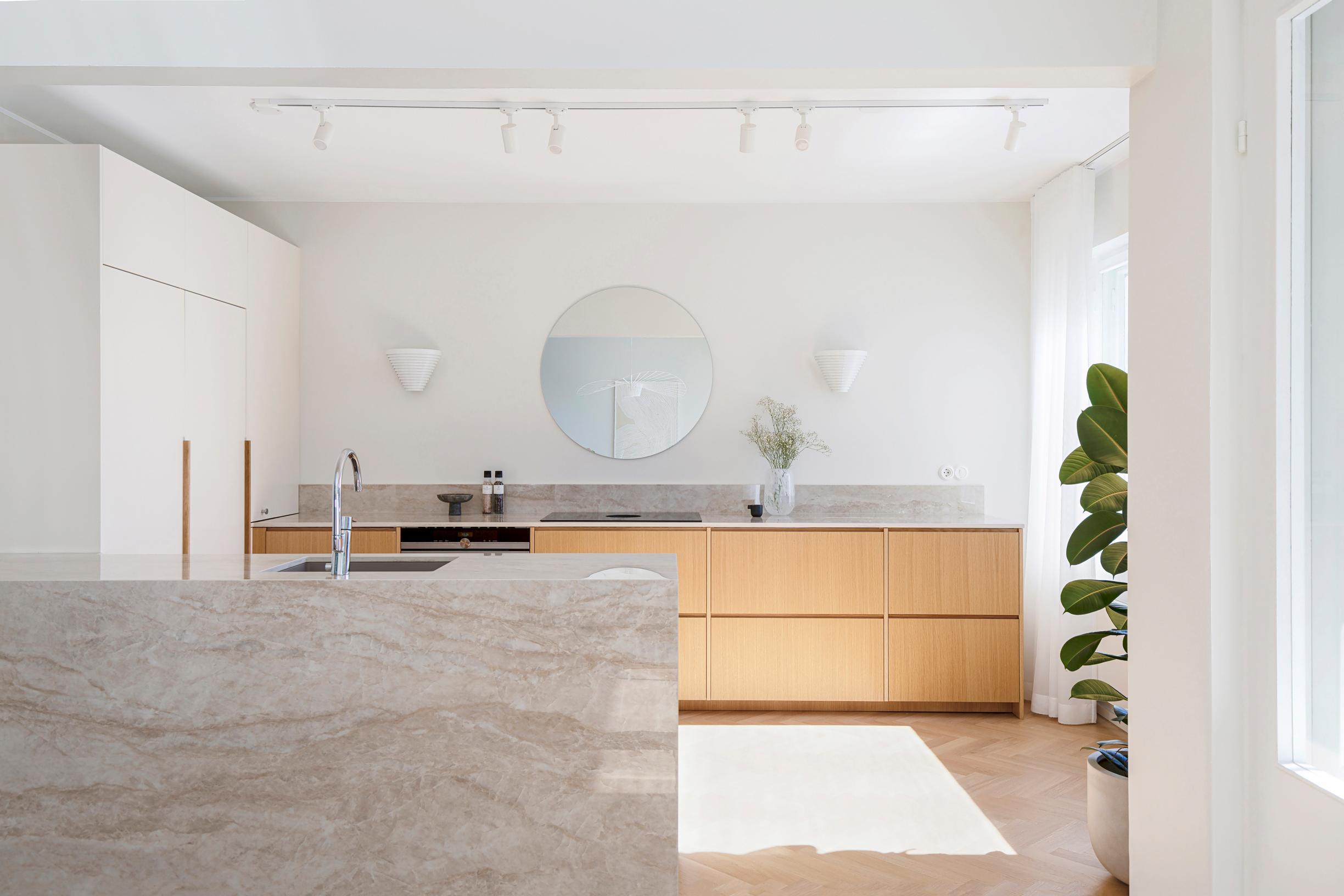 Dekton taso on nostettu osittain takaseinän suojaksi.