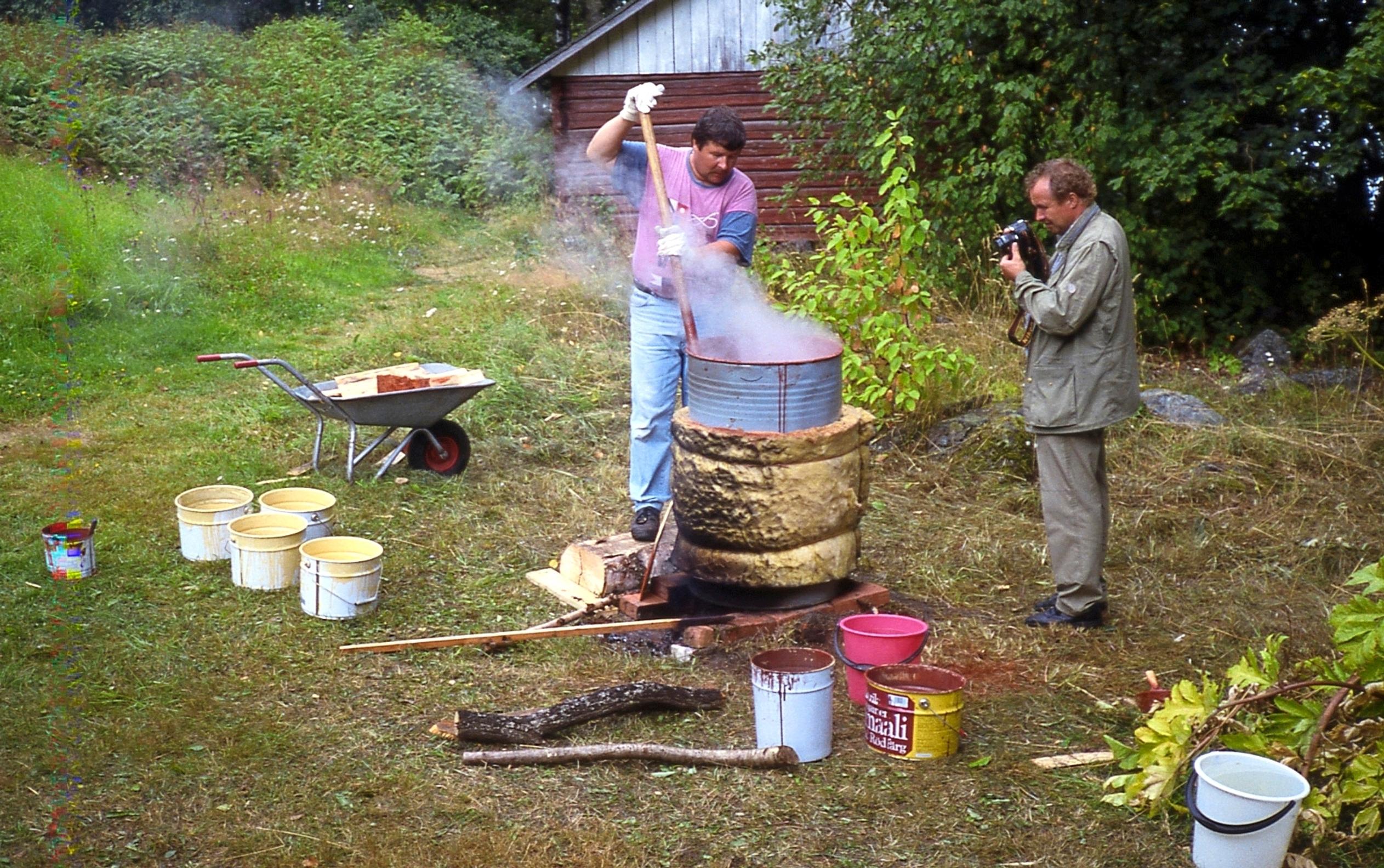 Punamultamaalin keittämistä