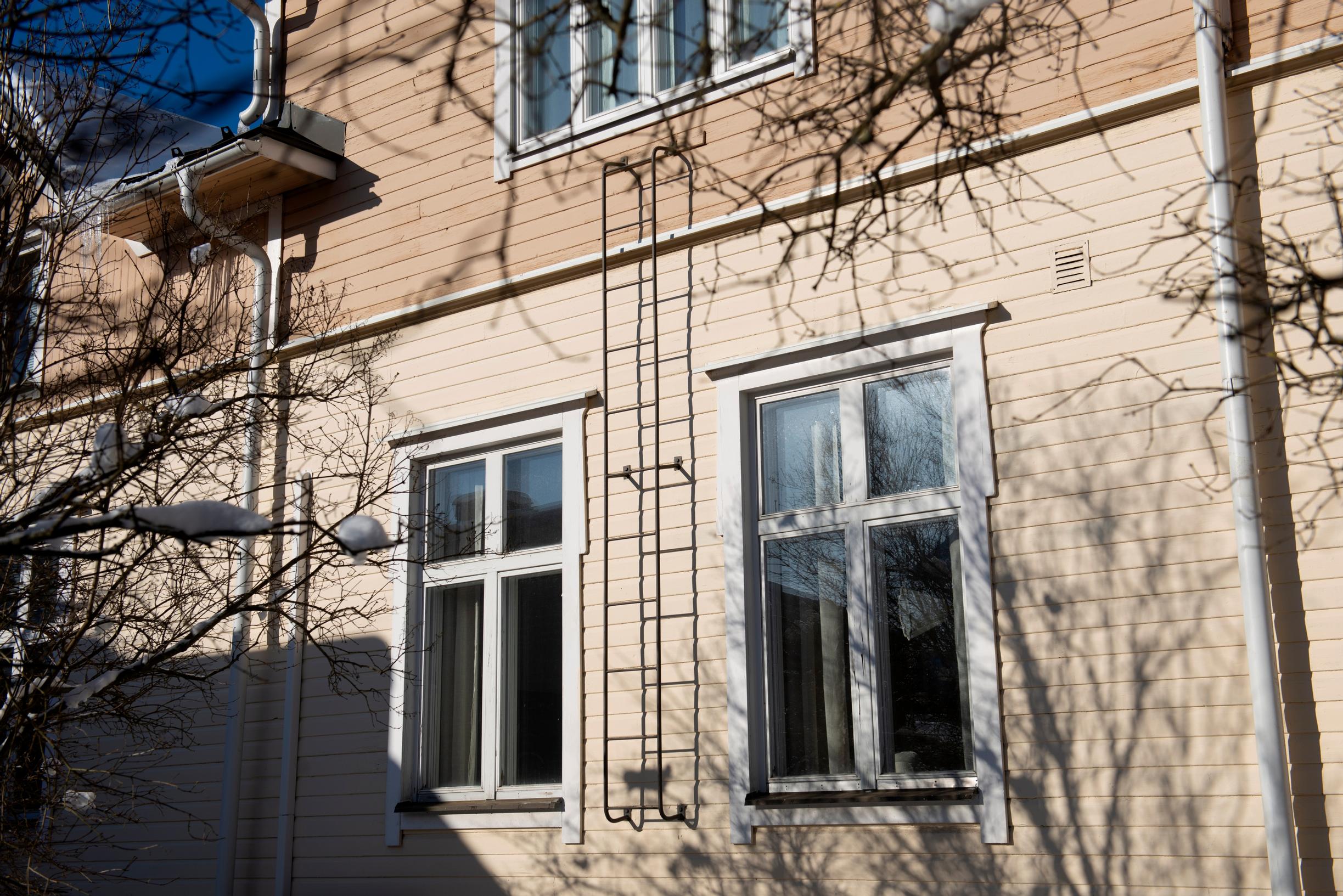 Vaaleankeltainen puurivitalo Vöyrinkaupungissa Vaasassa