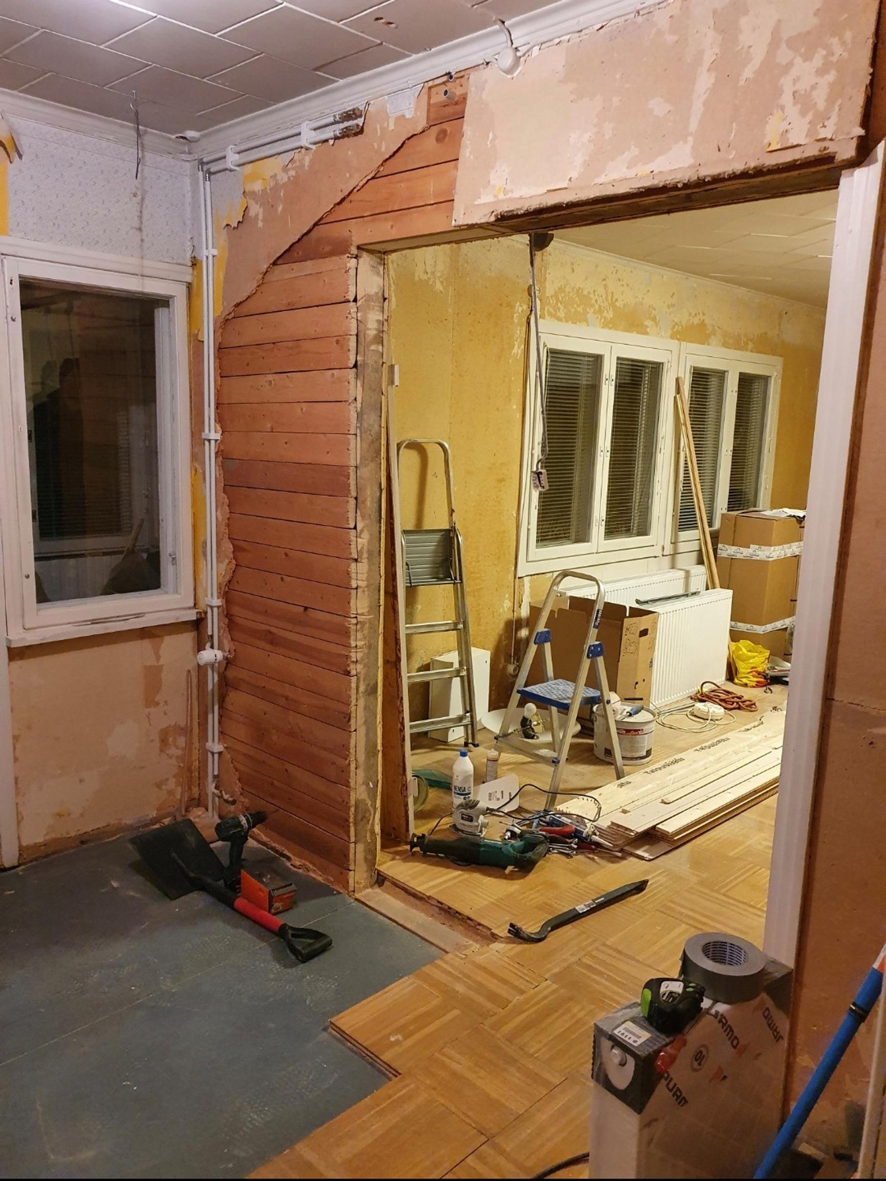 Keskeneräinen remontti, purkutyöt kesken.