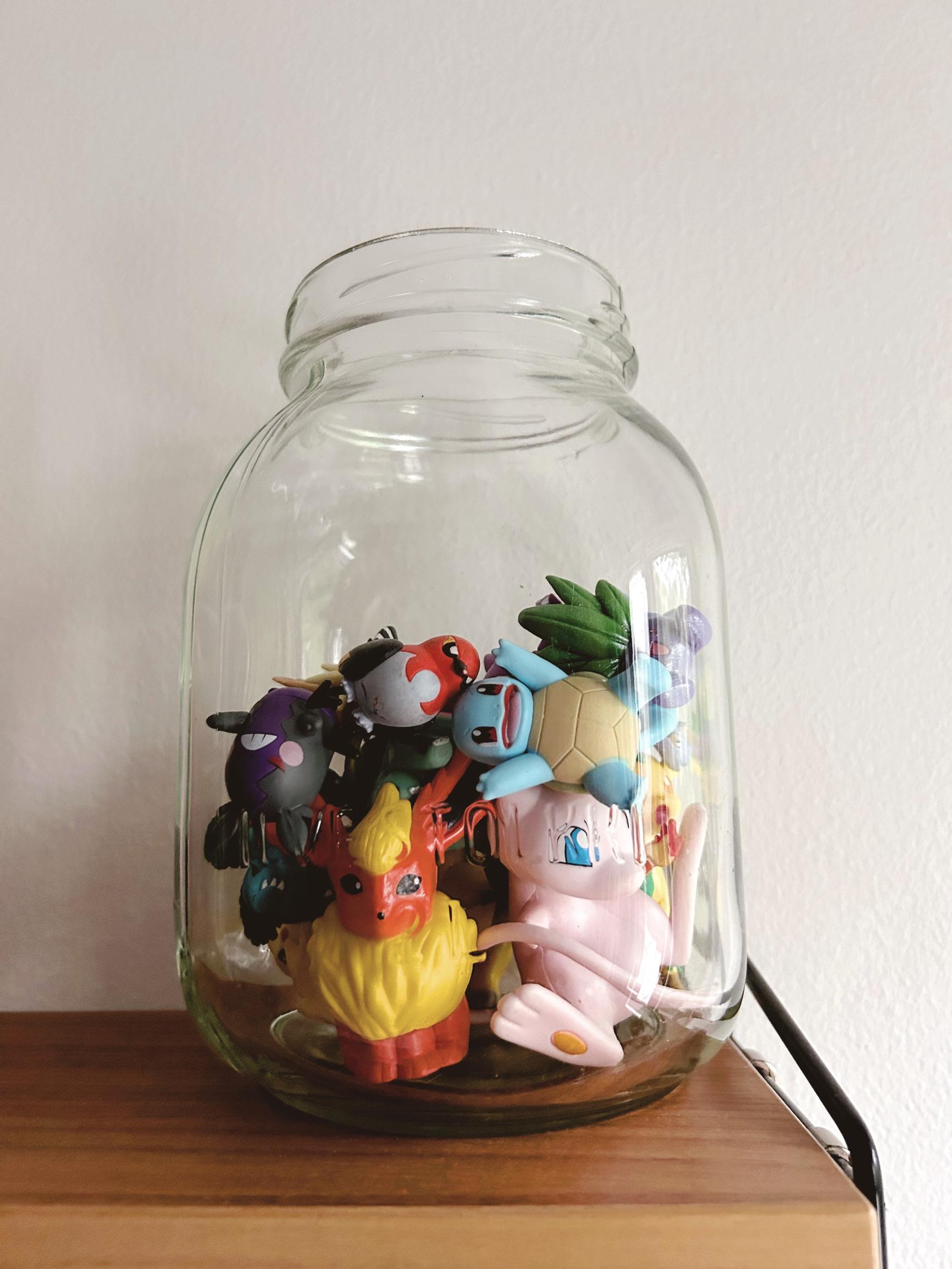 Pienet Pokémon-lelut on pakattu lasitölkkiin.