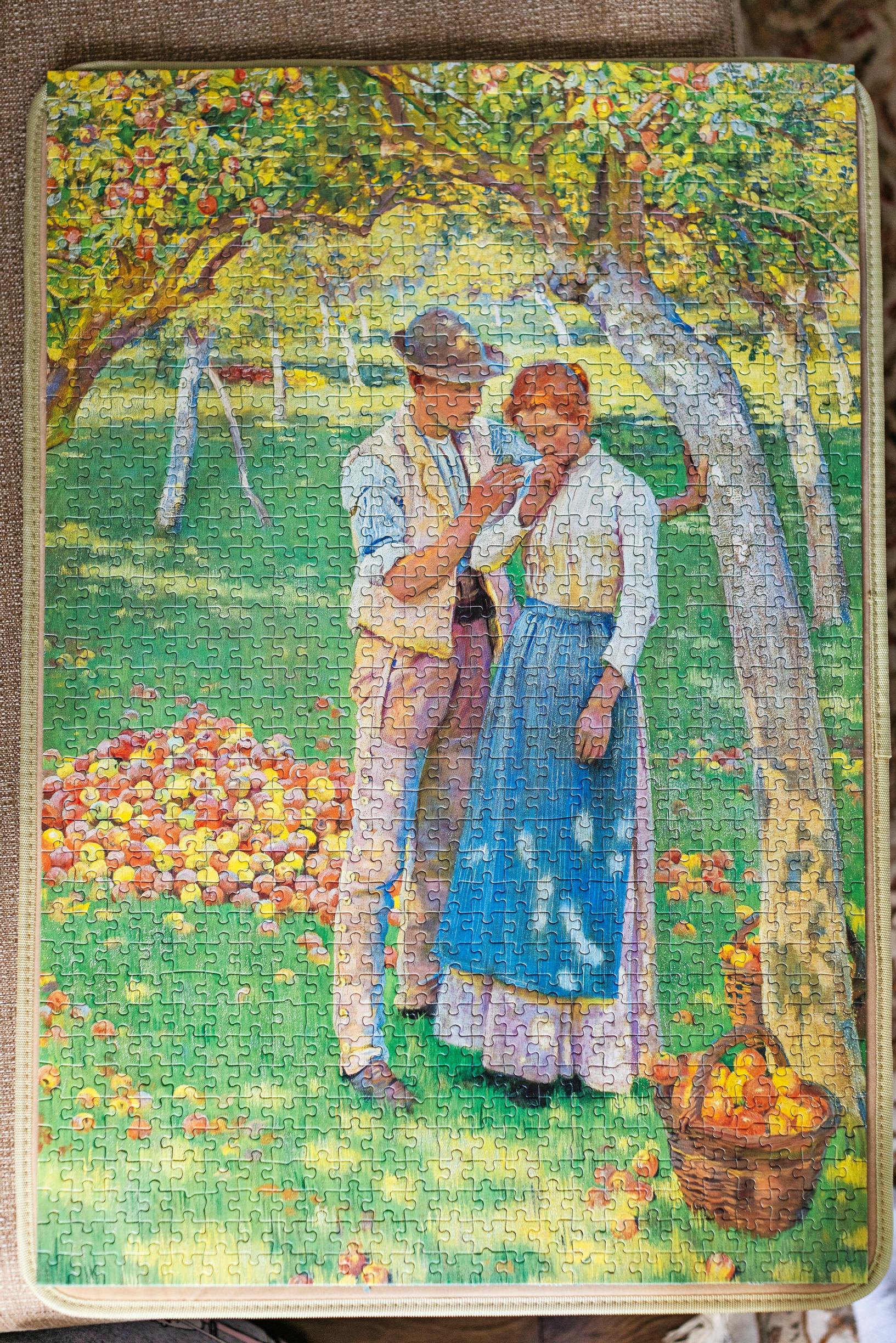 Kuvassa tuhannen palan palapeli on 1980-luvulta, joka kuvaa englantilaisen maalarin ja kuvittajan Nelly Erichsenin teosta The Orchard.