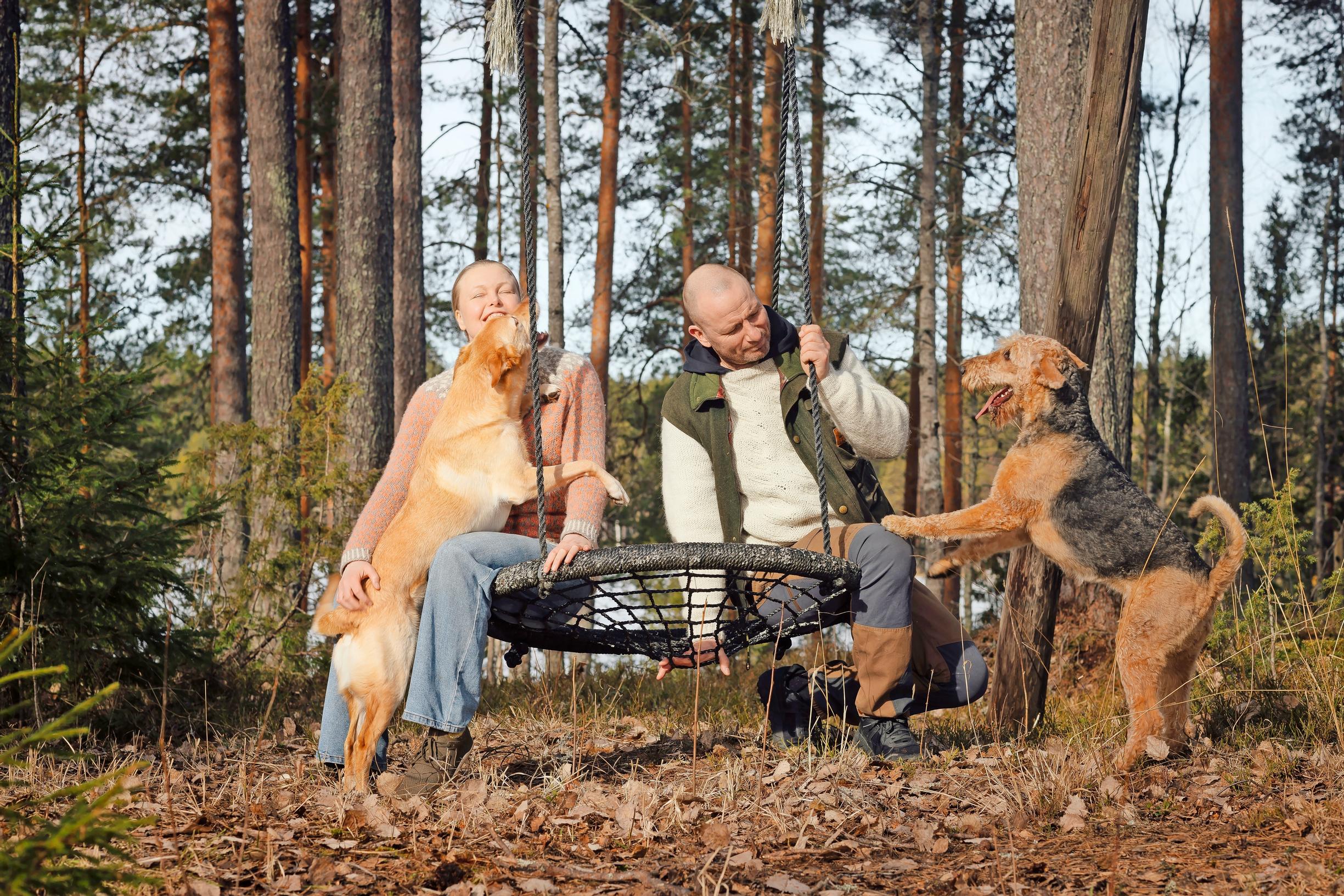 Kuva Suvi ja Teppo Heinolasta koirineen. 