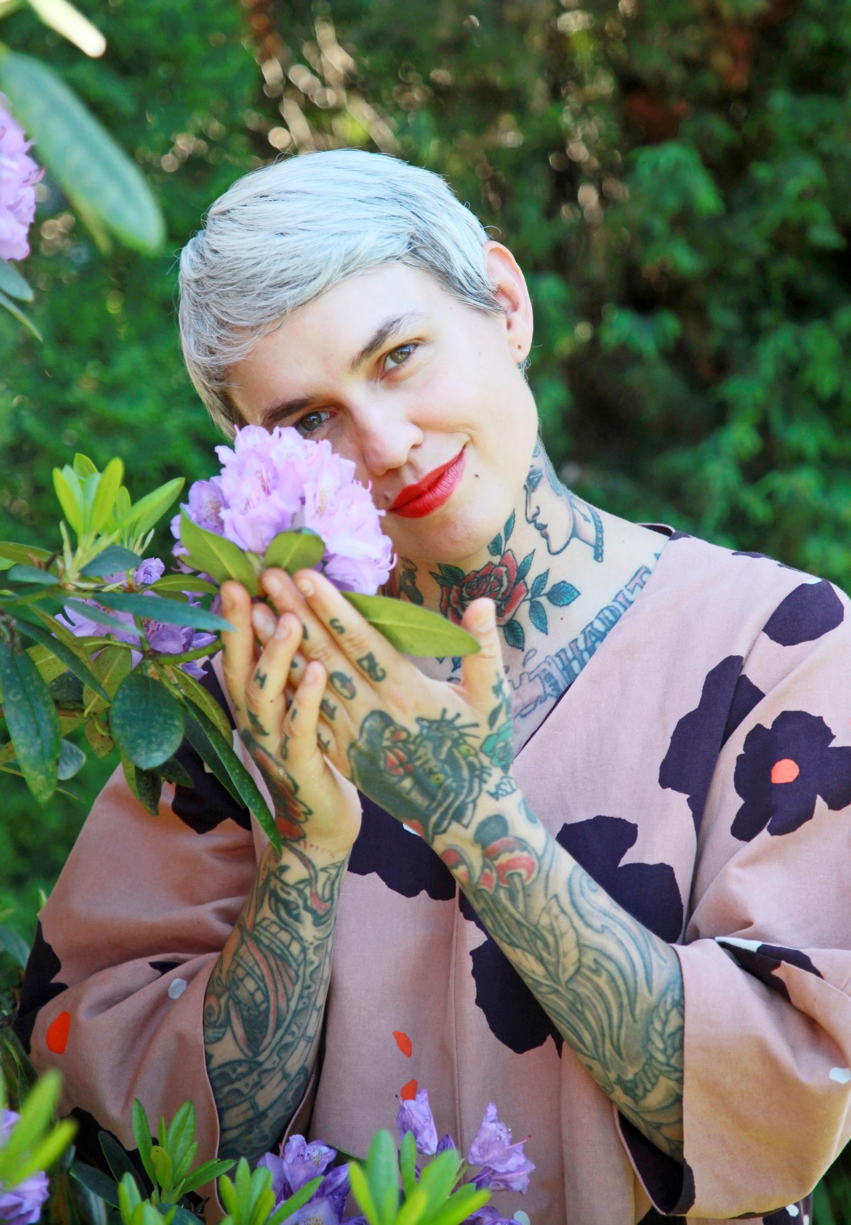 Natalia Salmela ja violetti alppiruusu