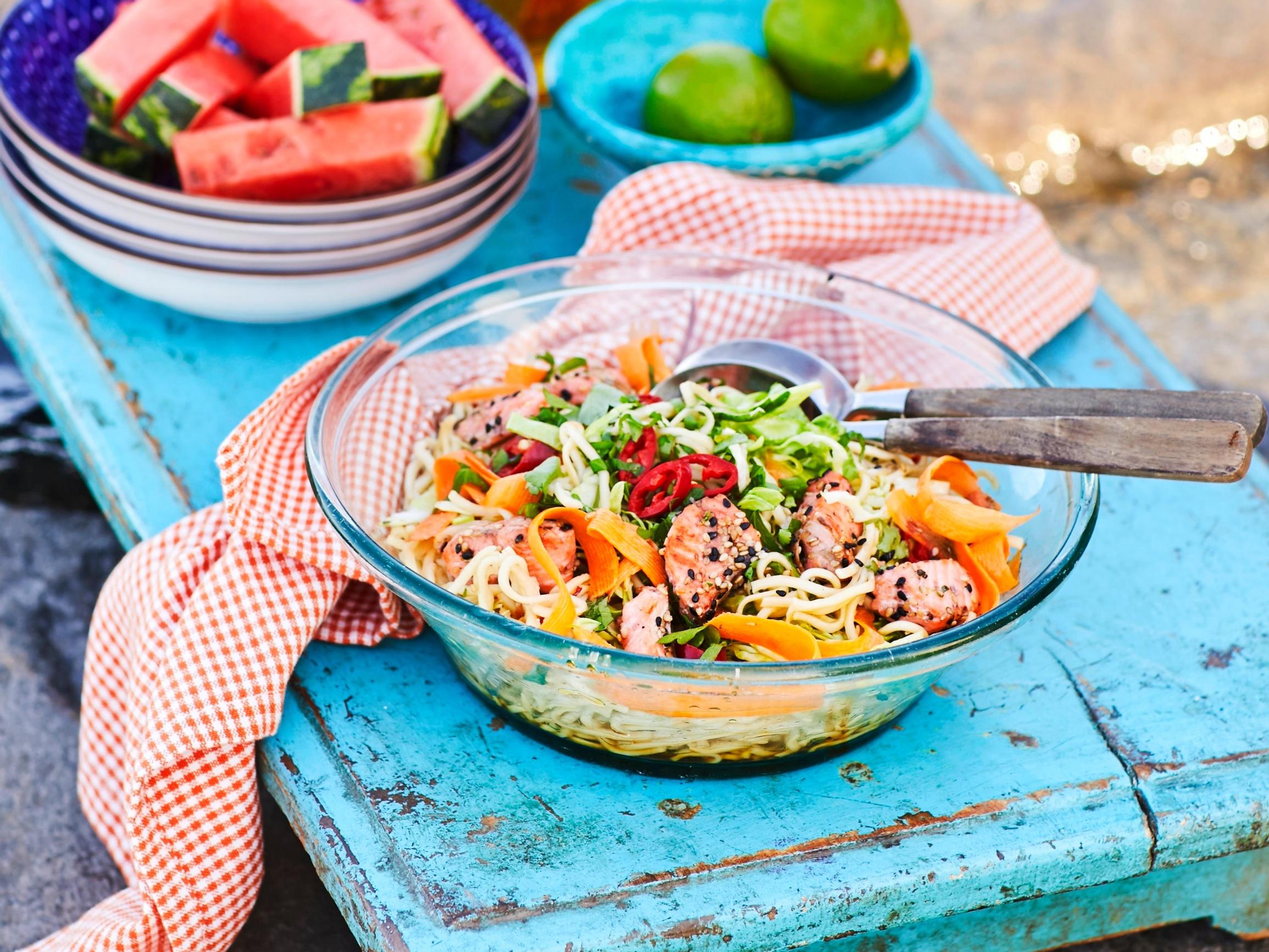 Nuudelisalaatti lohella ja kasviksilla – tuo Aasian herkulliset maut lautasellesi simppelin salaatin muodossa