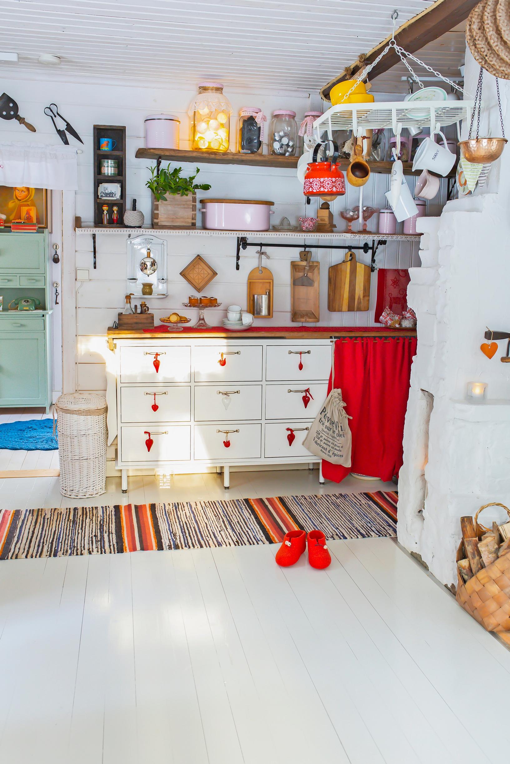 keittiössä tavaroita seinällä ja hyllyllä, keittiönkaappi ja lautalattia