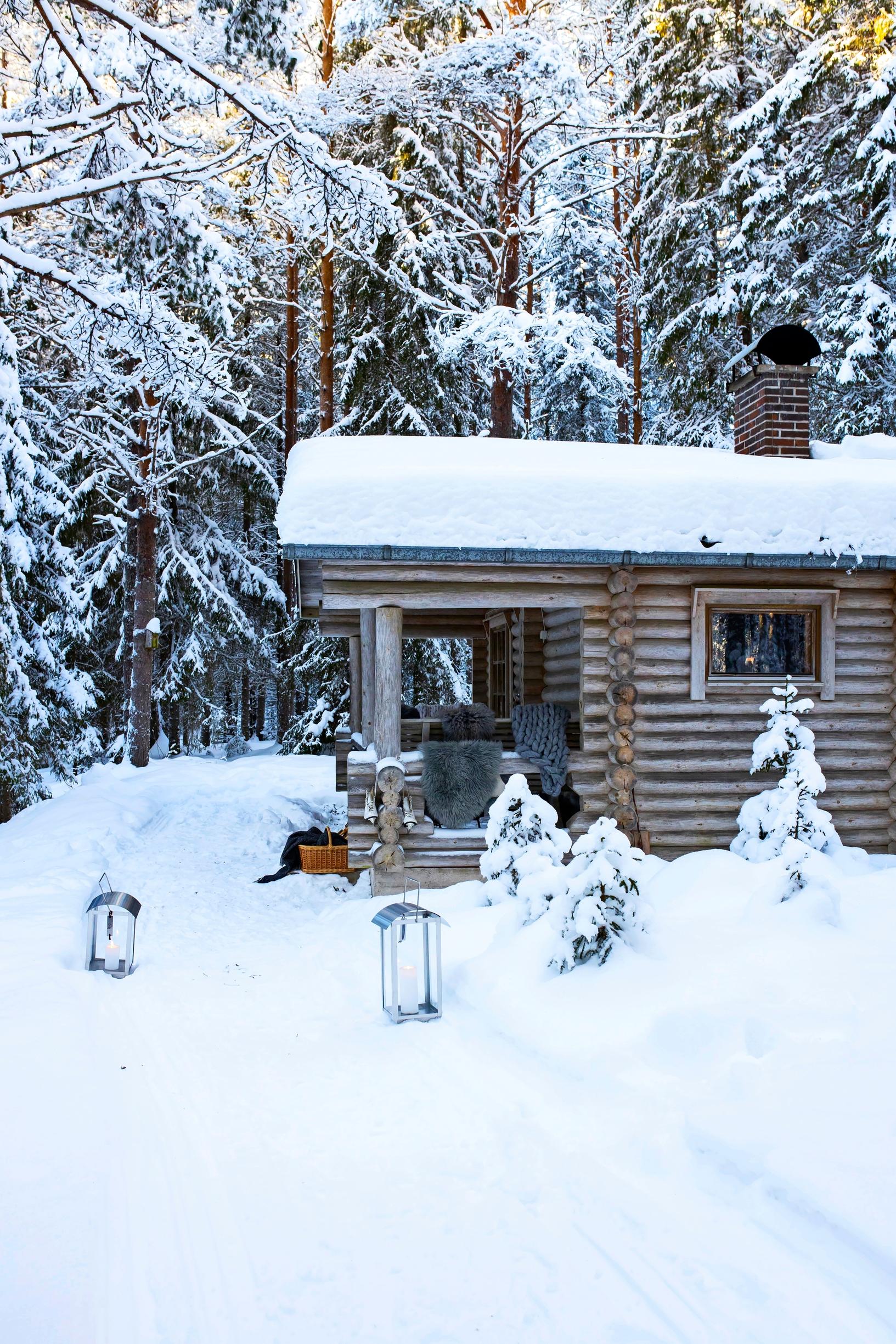 Pyöröhirsimökki sivusta katsottuna