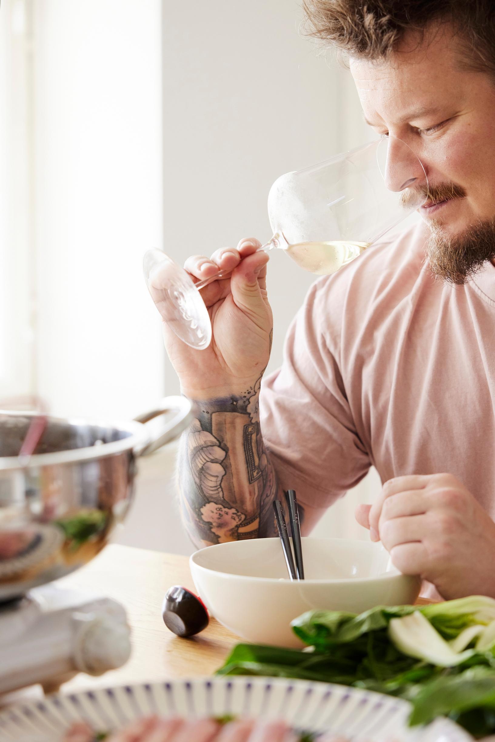 Ilkka Sirén maistelemassa viiniä