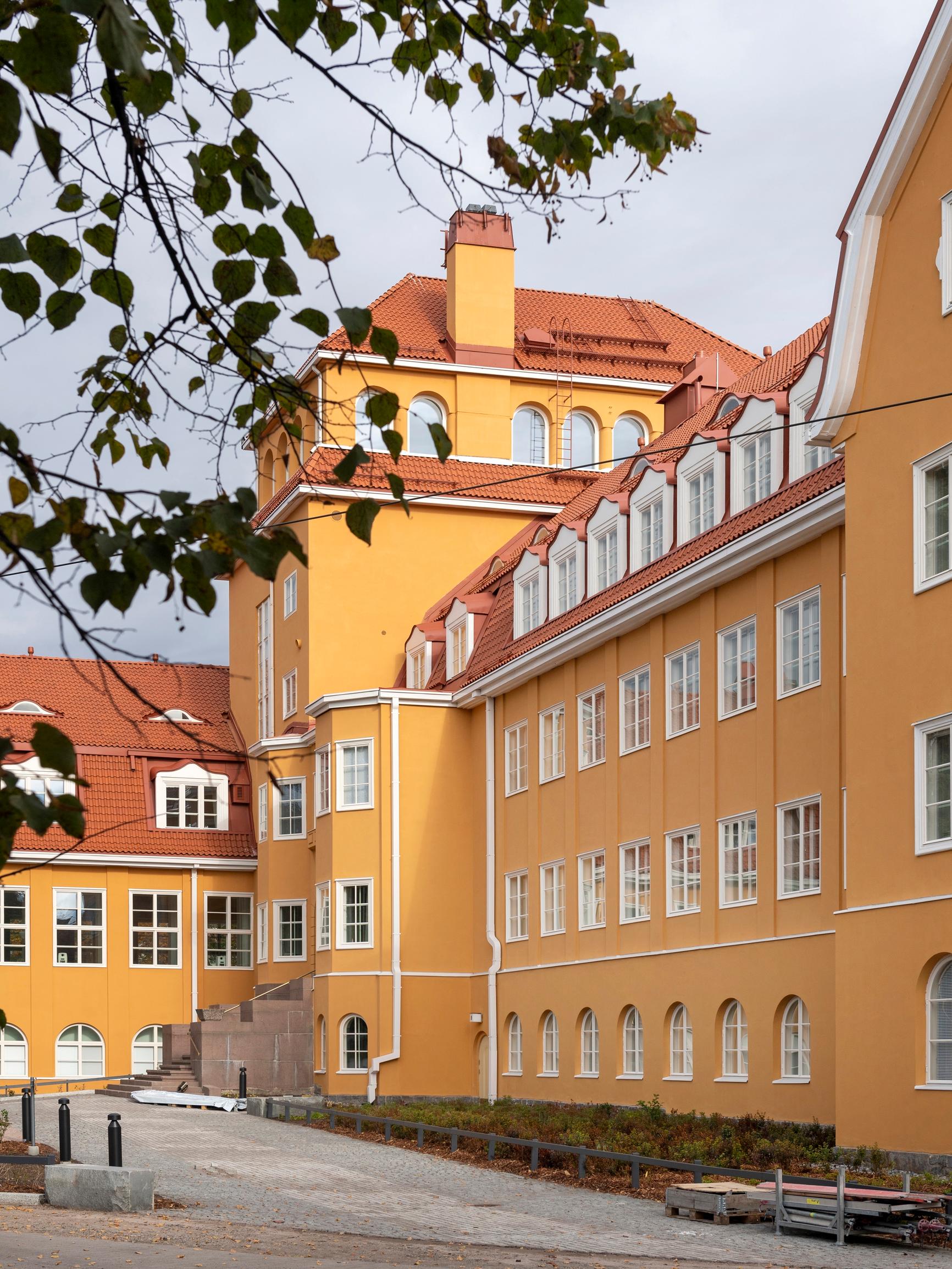 Loma-asunto jugendlinnassa! Riikka ja Jari viettävät viikonloput Munkkiniemessä kuin hotellilomalla