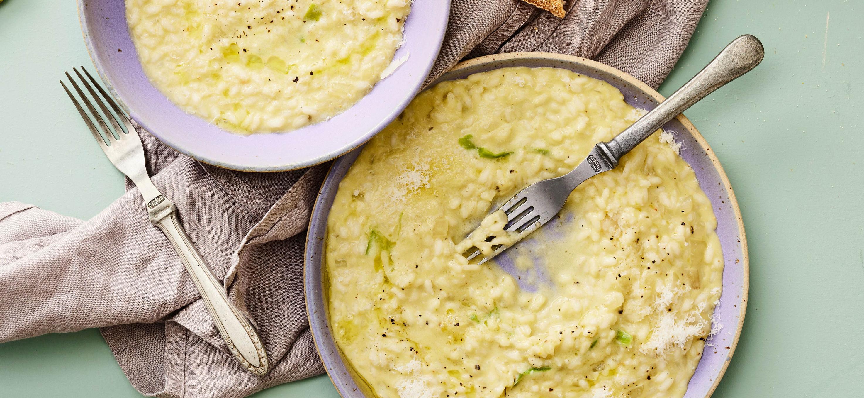 Heleänvihreä parsankuoririsotto on hävikkikokin keväinen lempiruoka – liemeen hyödynnetään parsanperkeet!