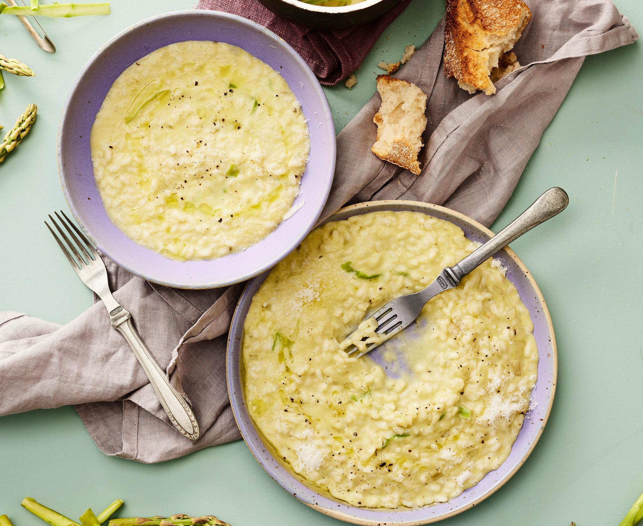 Heleänvihreä parsankuoririsotto on hävikkikokin keväinen lempiruoka – liemeen hyödynnetään parsanperkeet!