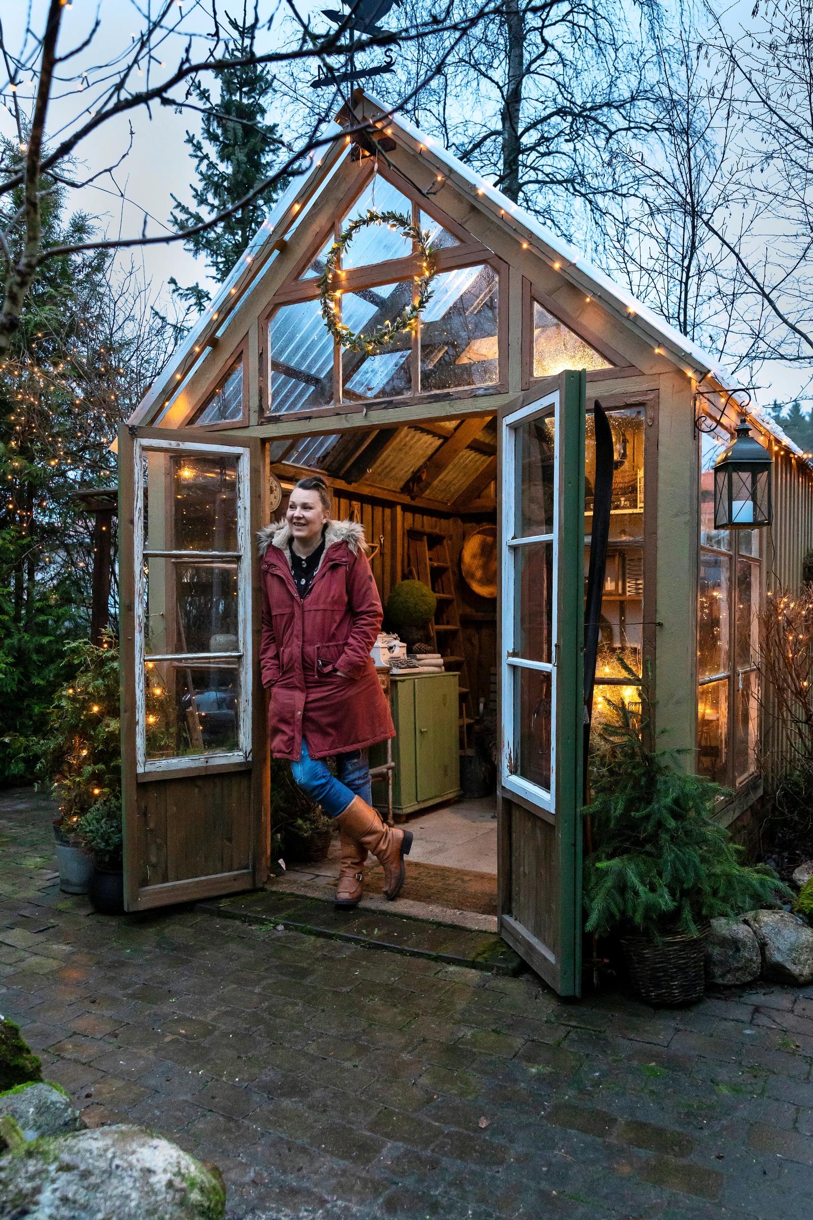 Maria Meder kasvihuoneensa ovensuussa