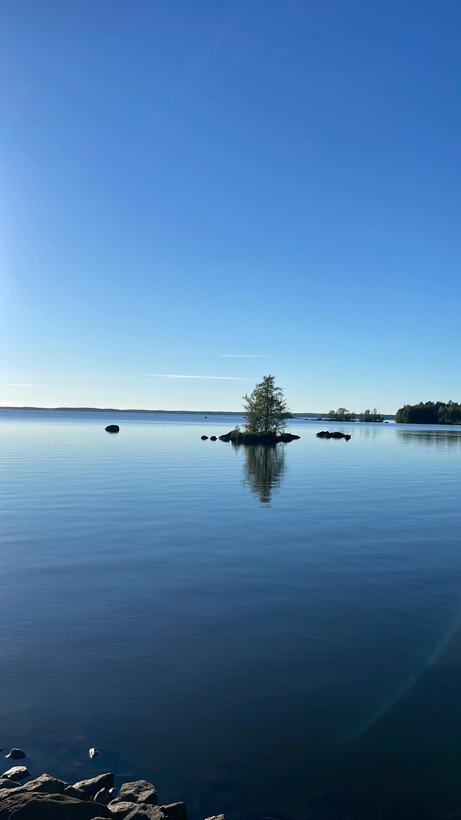 tyyni järvi ja saaria