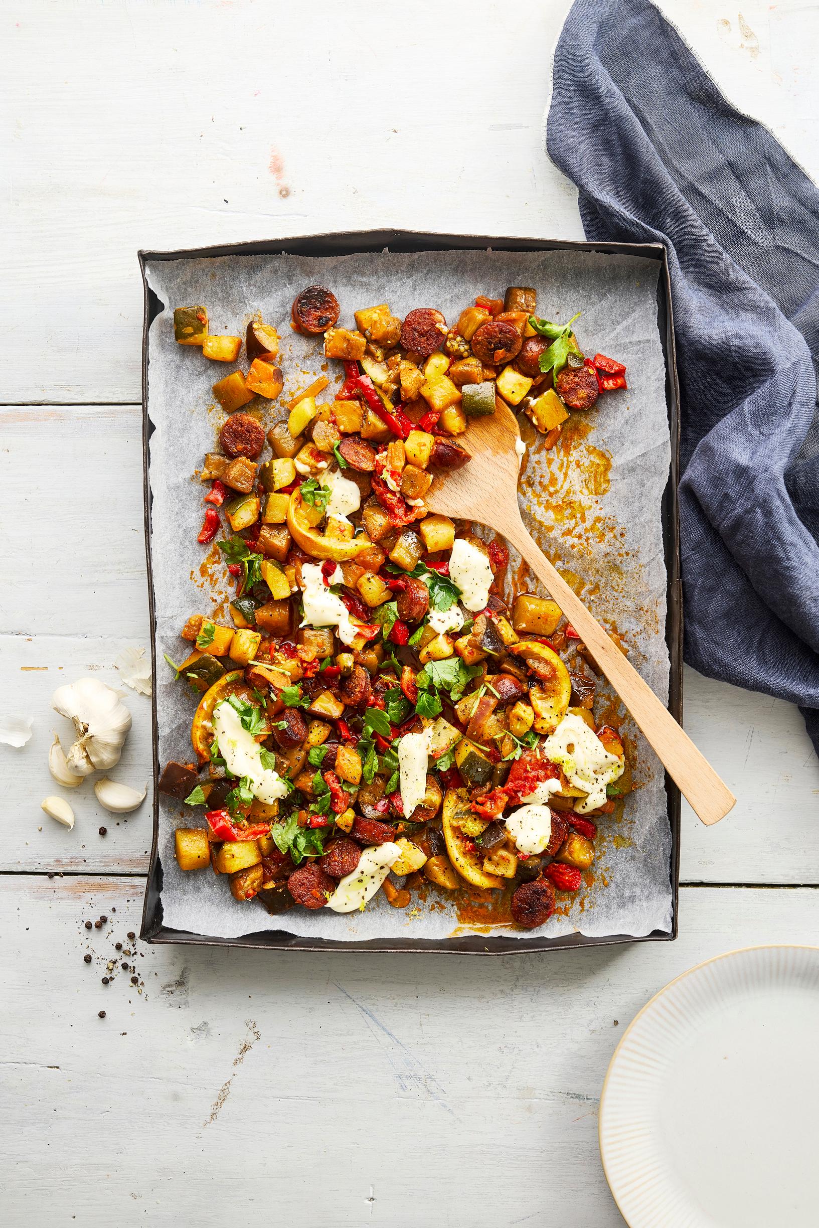 Pilkkomatta valmis! Helppo ratatouille-pelti syntyy pakastekasviksista ja chorizomakkarasta puolessa tunnissa