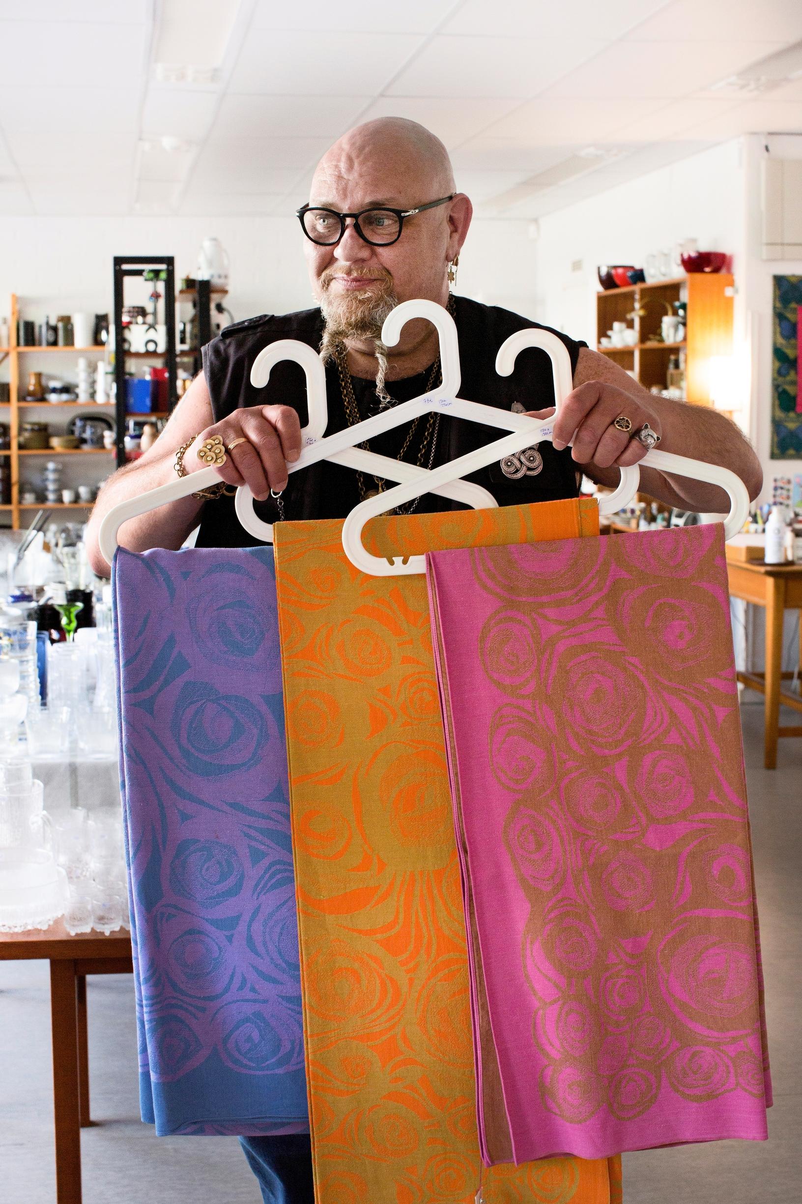 Jani Fagerholm esittelee värikkäitä kankaita Muija-liikkeessä Helsingissä.