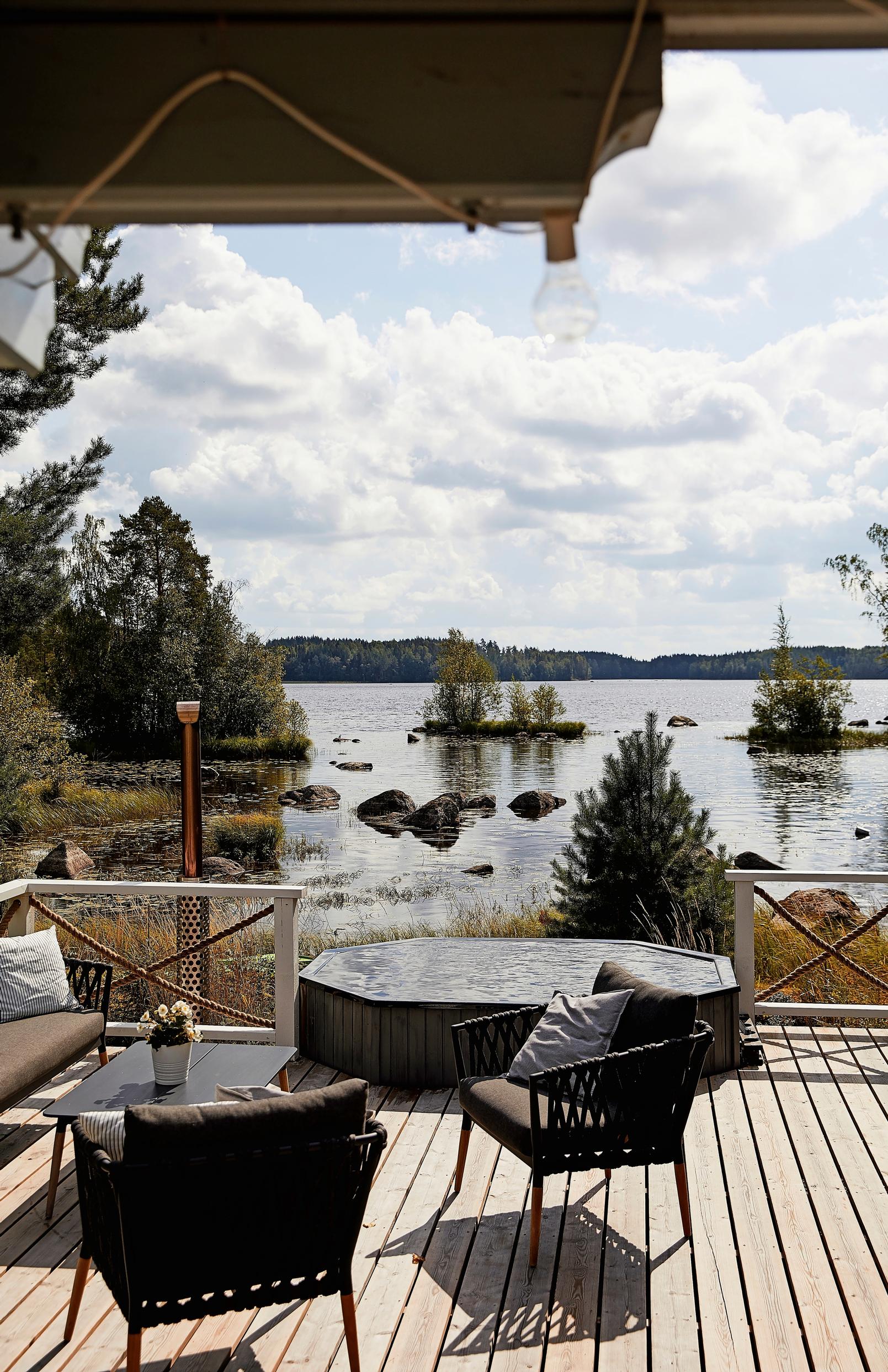 Sohvaryhmä järvenrantaterassilla