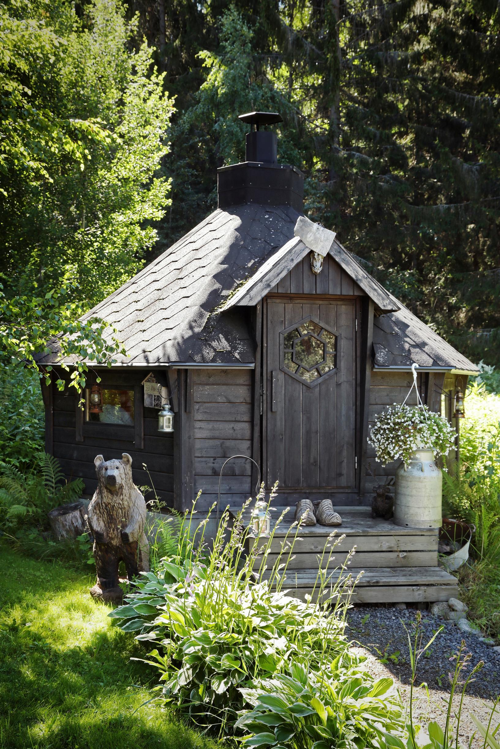 Grillikota ja veistetty karhu
