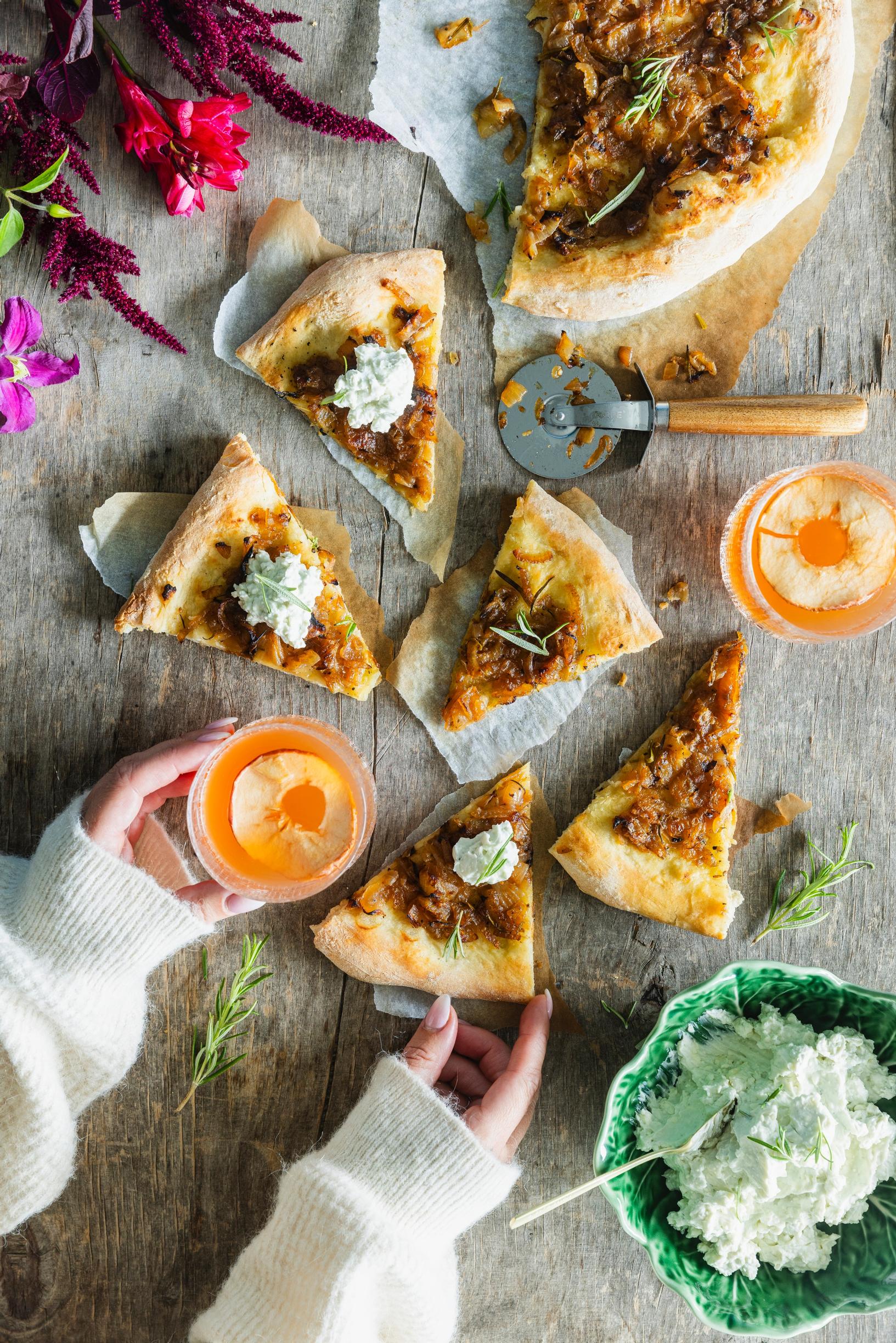 Valmis sipulipizza paloina.