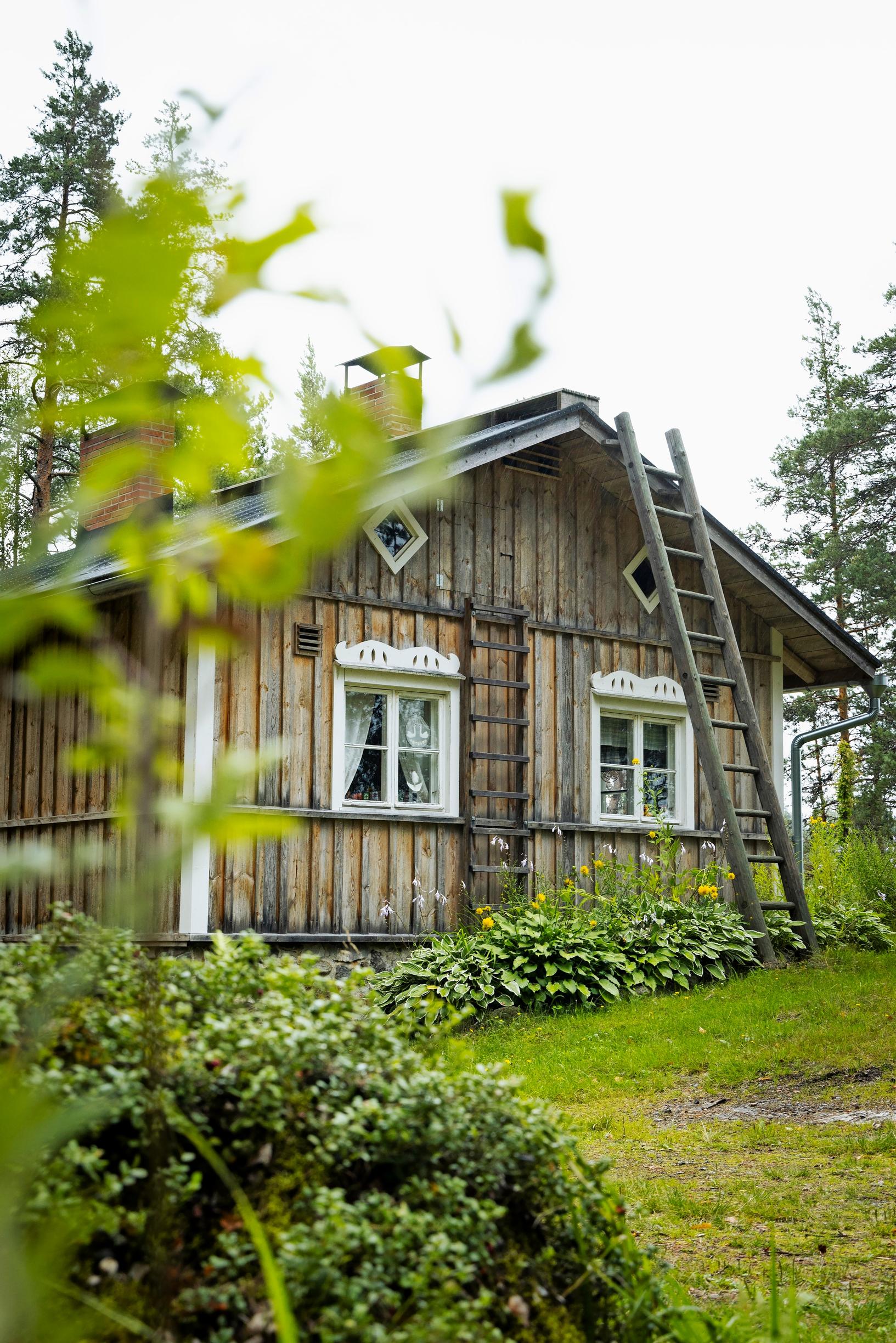 harmaa vanha hirsitalo ja puutarhaa