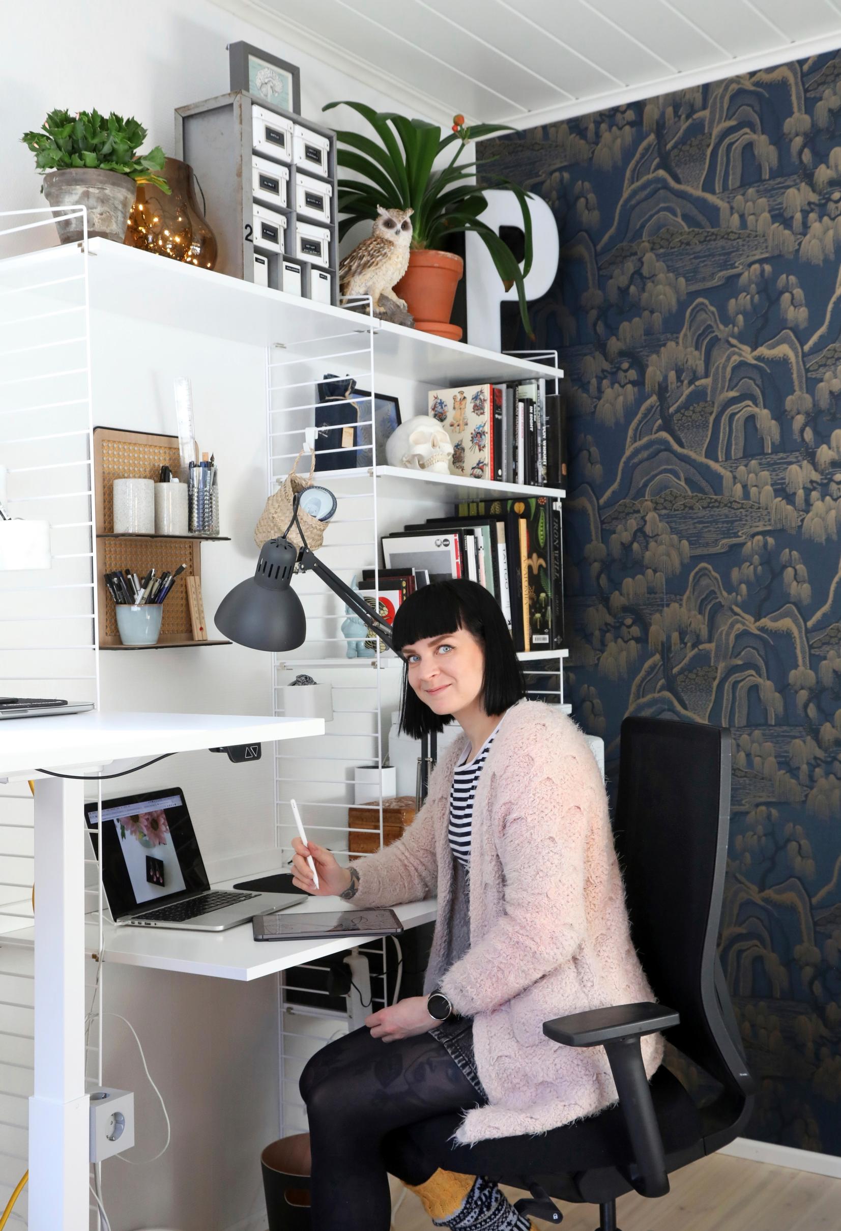 Outi työpisteensä ääressä