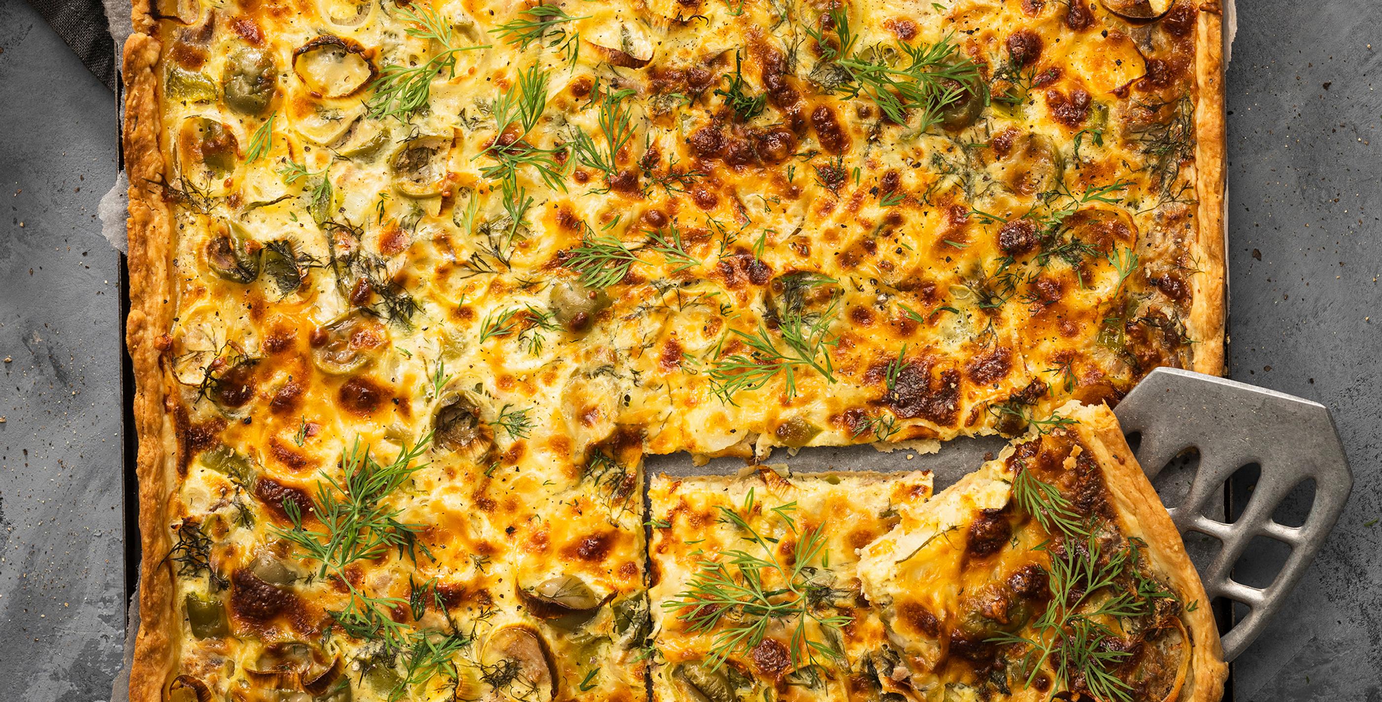 Tonnikalapiirakka – pellillinen valmistuu helposti ja riittää isommallekin porukalle